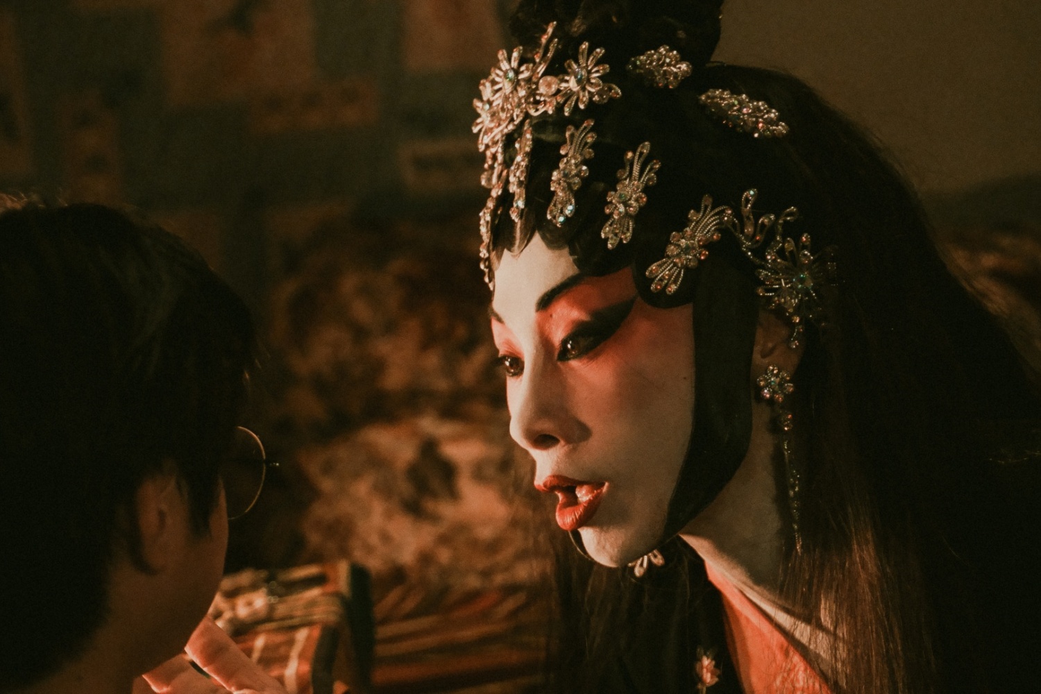 白靈挑戰粵曲大戲妝，以花旦之姿出場。（車庫娛樂提供）