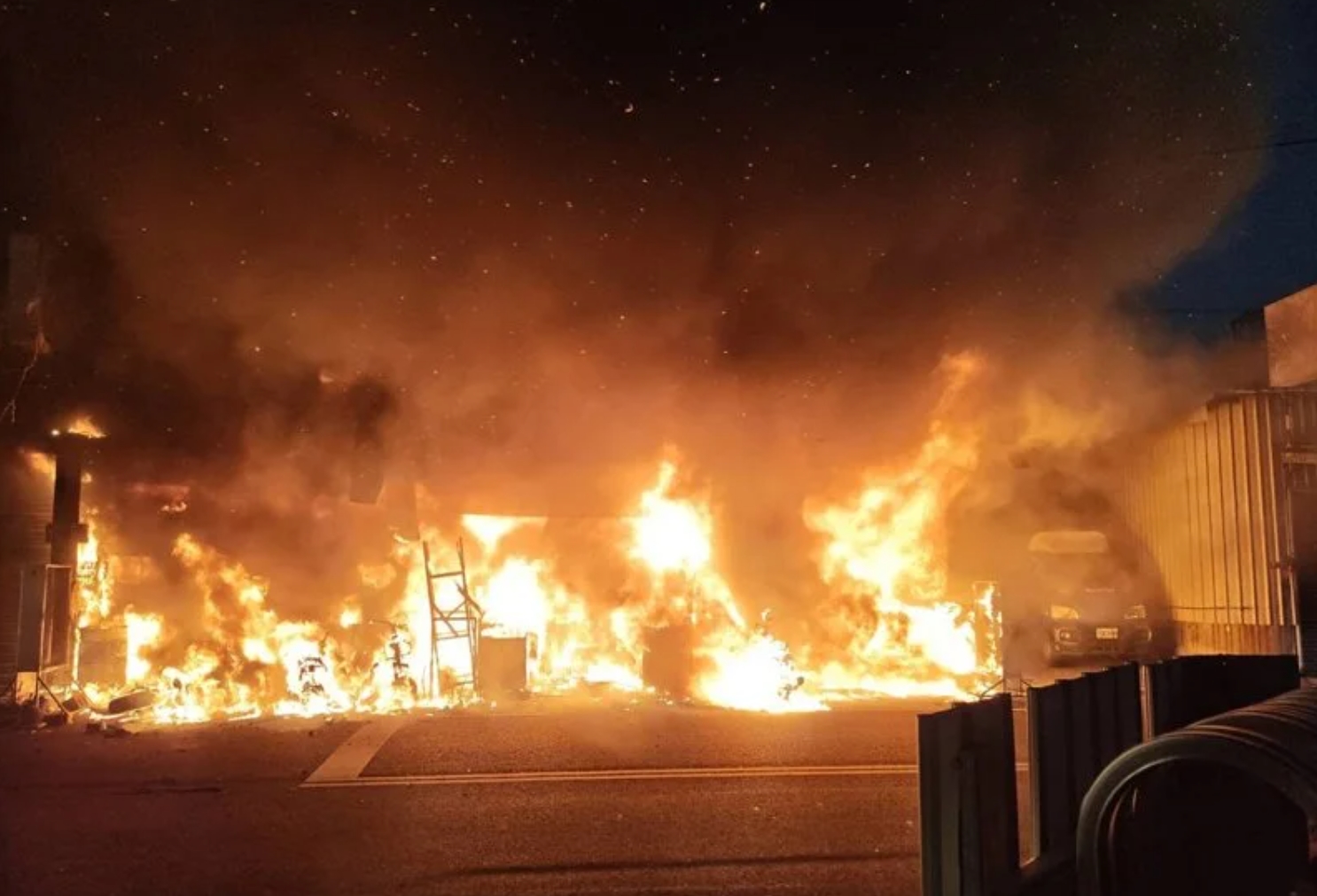 台南市永康區二王路今晚發生火警，機車行夫妻被救出時早已沒了呼吸心跳。（翻攝畫面）