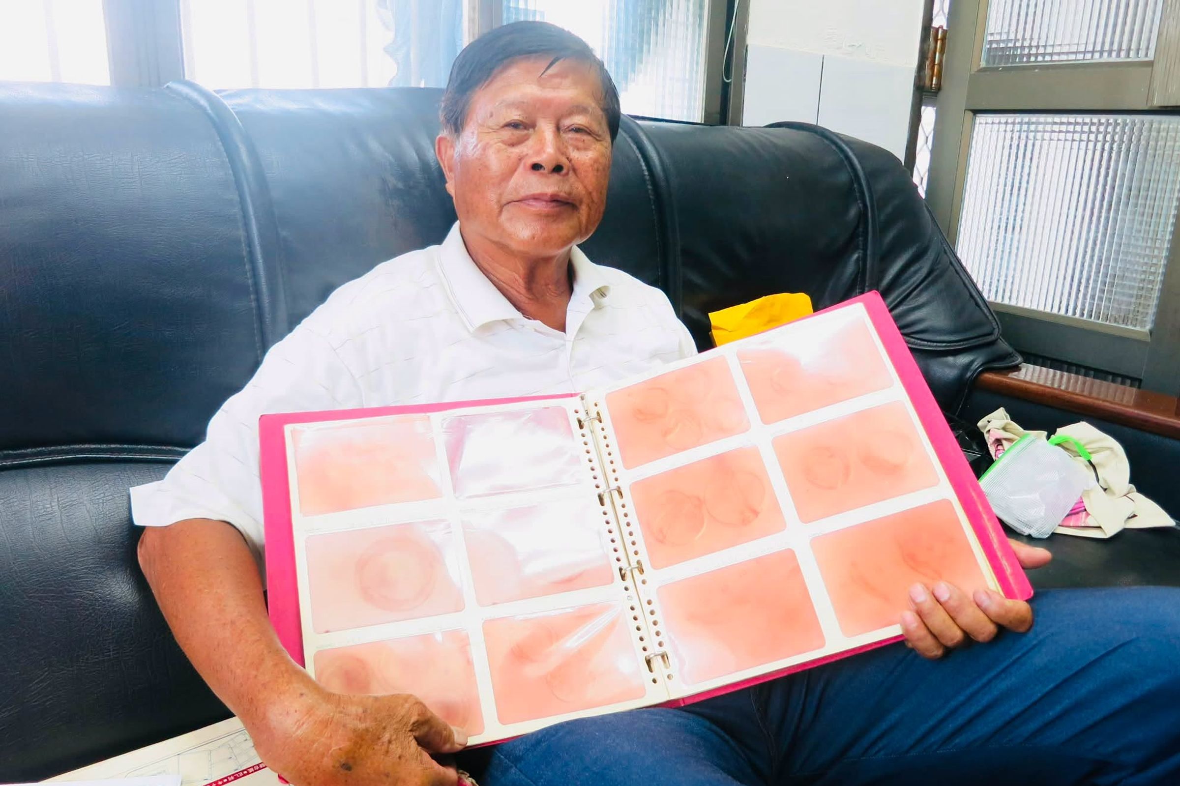 林烈堂因遲遲未返家,焦急的家屬前往魚塭尋找,卻在堤防上發現他遺留的拐杖,人已倒臥在魚塭內並失去呼吸心跳。(翻攝自漁業廣播電臺臉書)