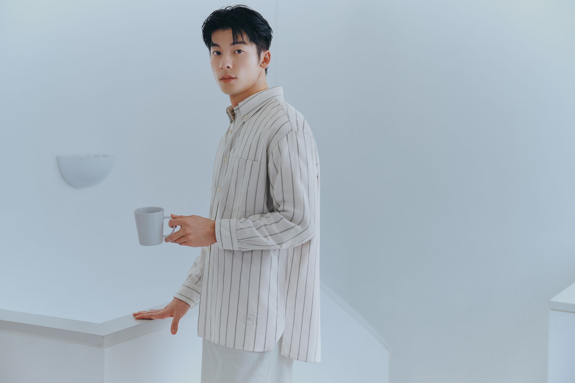 UNIQLO邀請許光漢擔任15週年品牌大使,以他獨有氣質詮釋品牌「重溯經典」的秋冬主題。(台灣優衣庫提供)