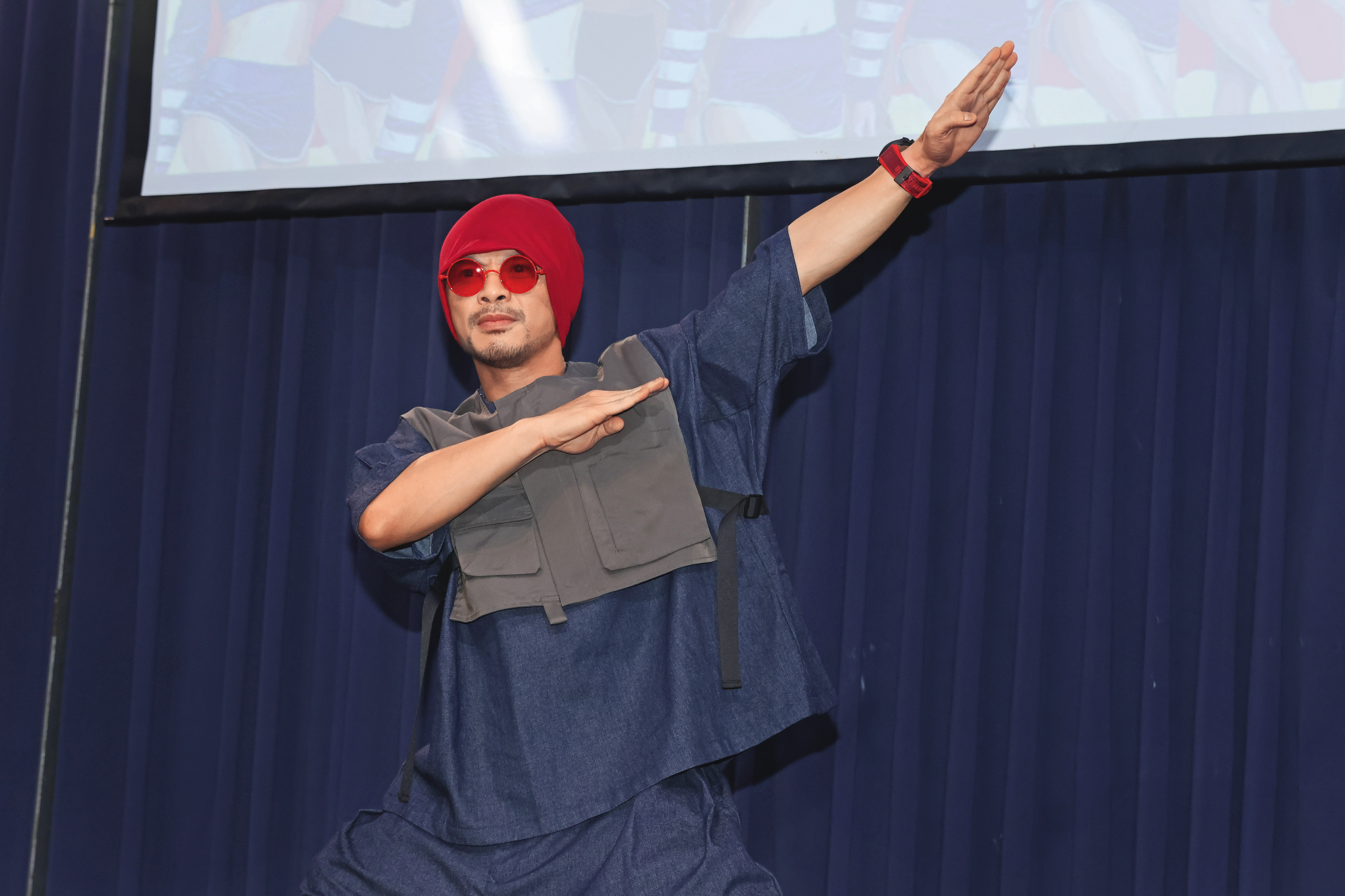 黃明志出道以來即備受爭議，雖在網路擁有高流量，但對其評價則是正反兩極。