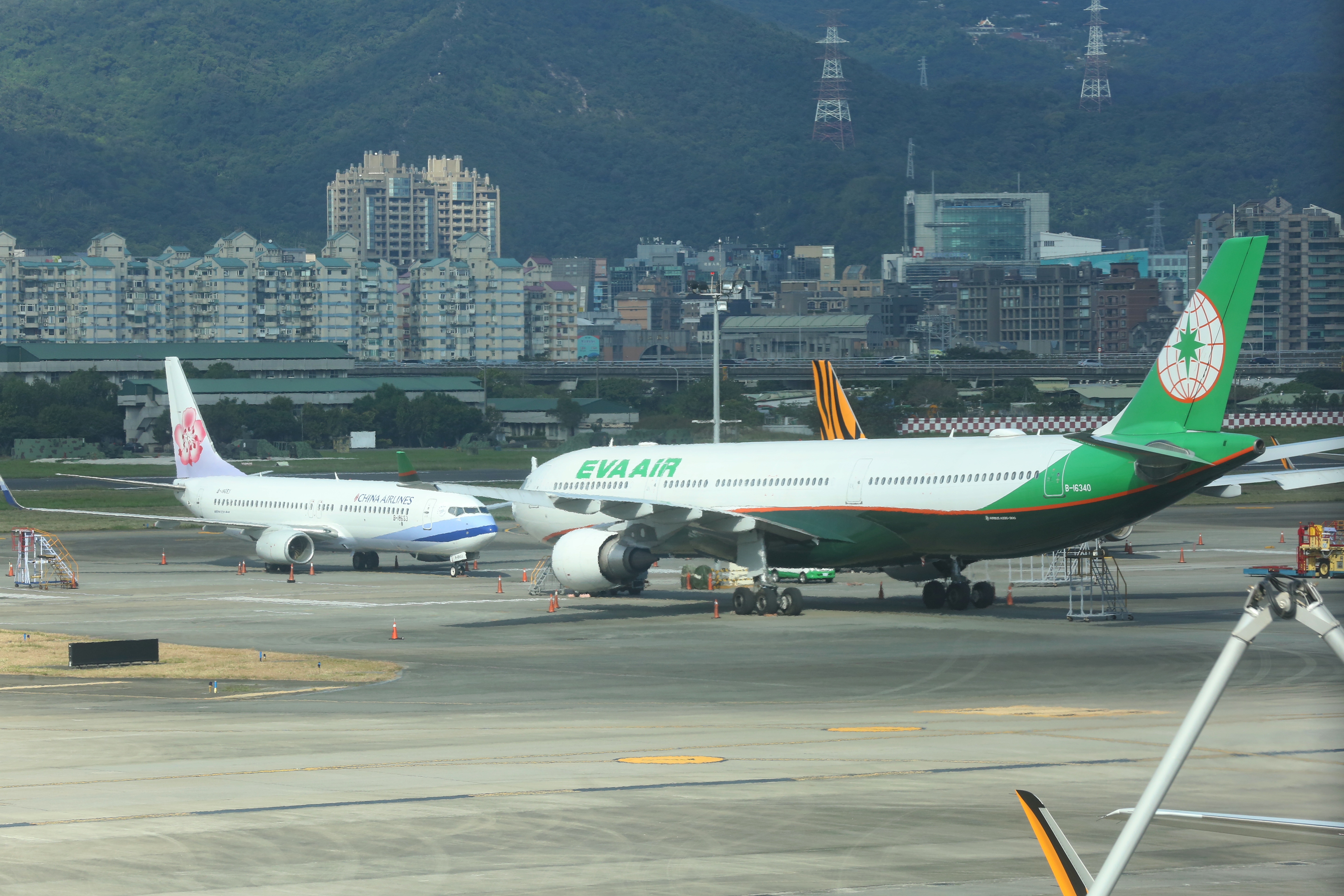 受中東戰火影響油價飆漲,國籍航空的燃油附加費也從今日起調漲,短程線漲至45美元,長程線則是調漲至117美元。(本刊資料照)