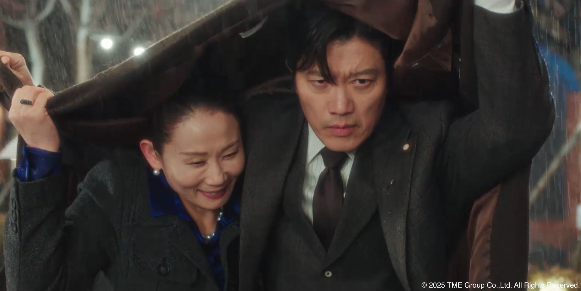 朴喜洵為色誘金善映上演浪漫戲碼，幕後卻因忍不住笑場跑出鏡頭。（Hami Video提供）