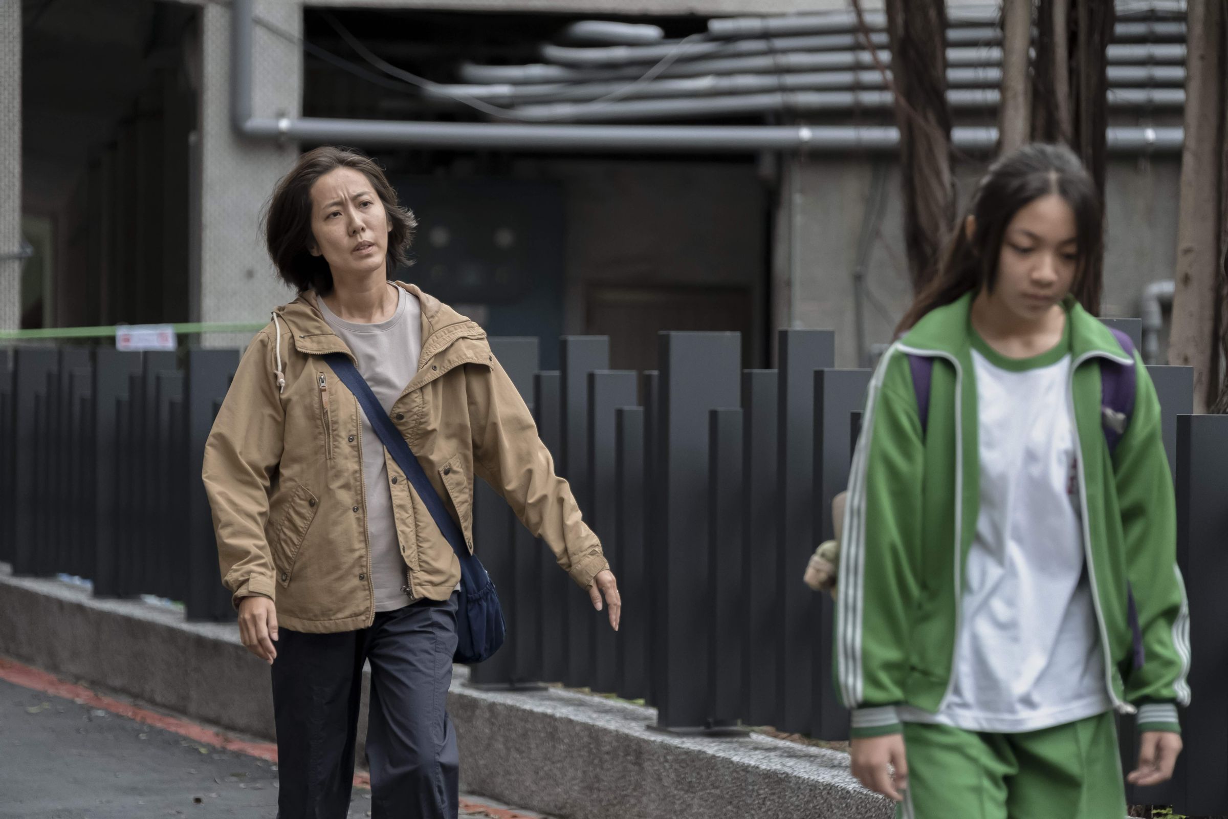 戲裡為了照顧兒子,張詩盈飾演的媽媽對女兒女兒陳品嫙始終心懷愧疚。(高二電影提供)