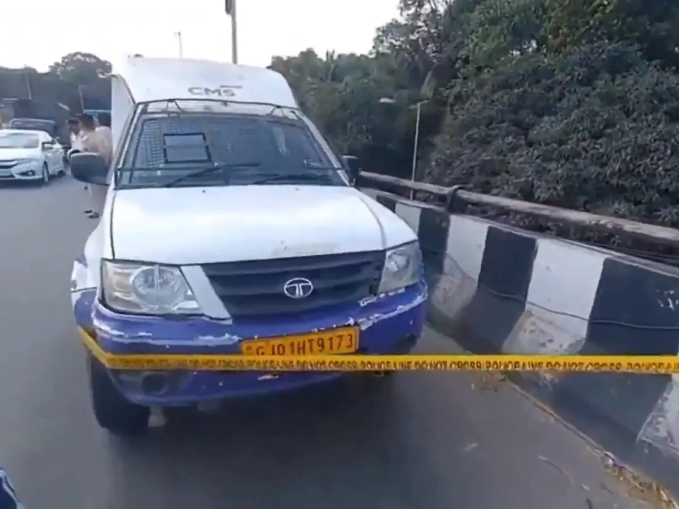 印度一輛運鈔車被搶，7.11億元盧比現金在光天化日下就這樣被搶走。（翻攝自騰訊網）