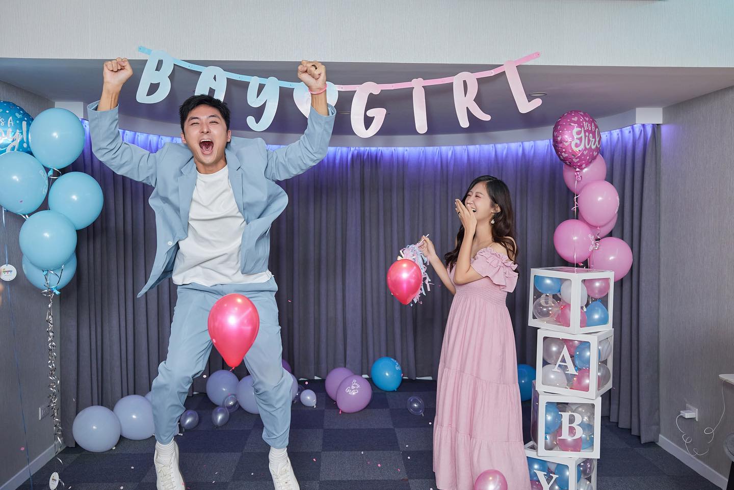 洪詩和李運慶日前辦派對揭曉寶寶性別是女娃。（臉書）