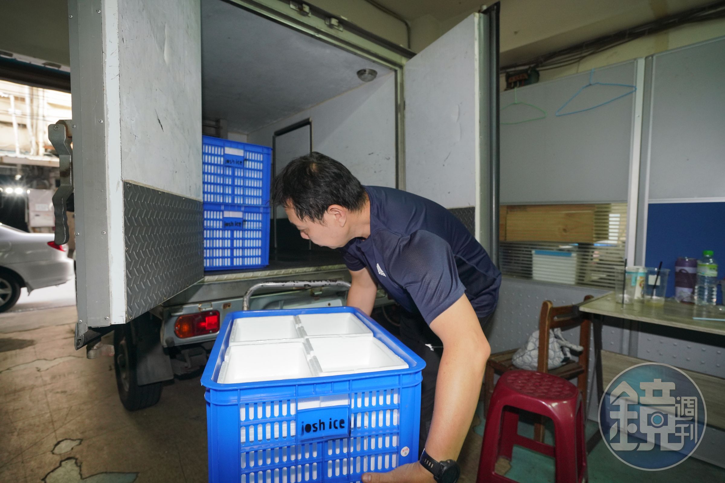 不僅單顆包裝,還要整齊裝在保麗龍盒裡,才送上冷凍物流車,確保每顆冰塊抵達目的地時,仍漂漂亮亮。