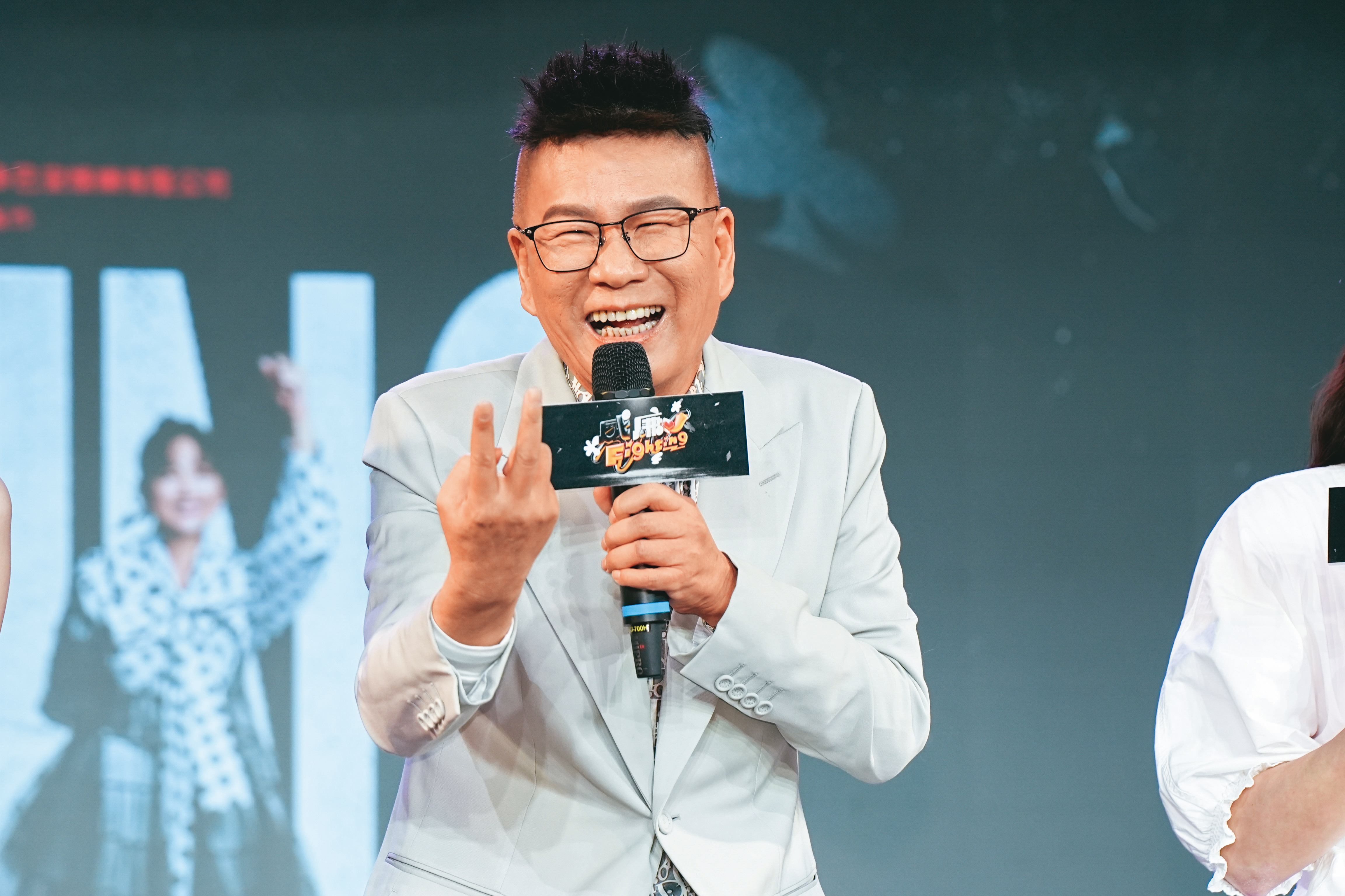 玉琳哥的浮誇笑容且看且珍惜，小編送你大大版面隔空祝賀。