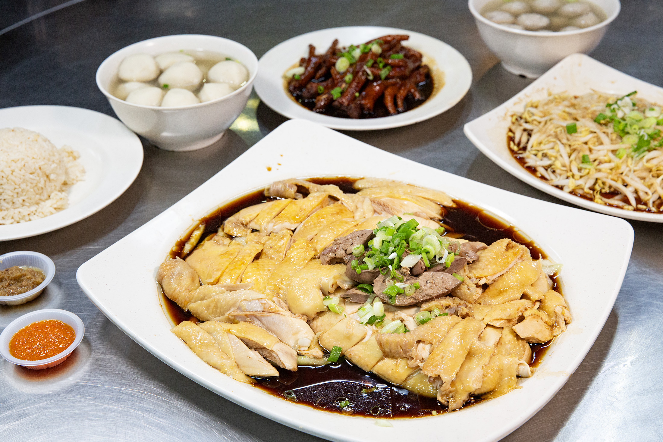 馬來西亞霹靂州的首府怡保，被譽為「美食天堂」，飲食文化融合華人、馬來人和印度人等多元文化特色，尤其以華人美食最為突出。