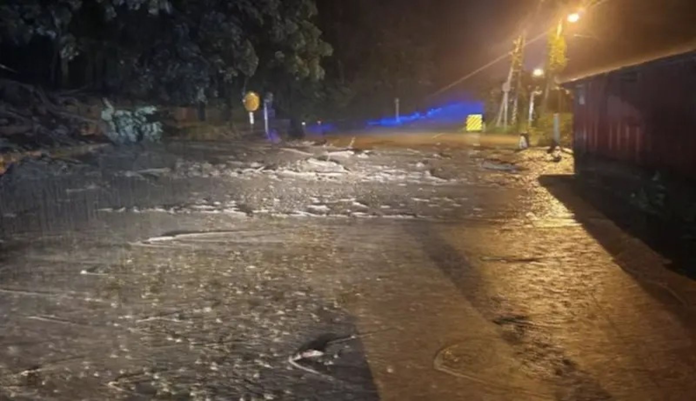 近來花蓮連日大雨，導致多處道路坍方、交通中斷。（公路總局提供）