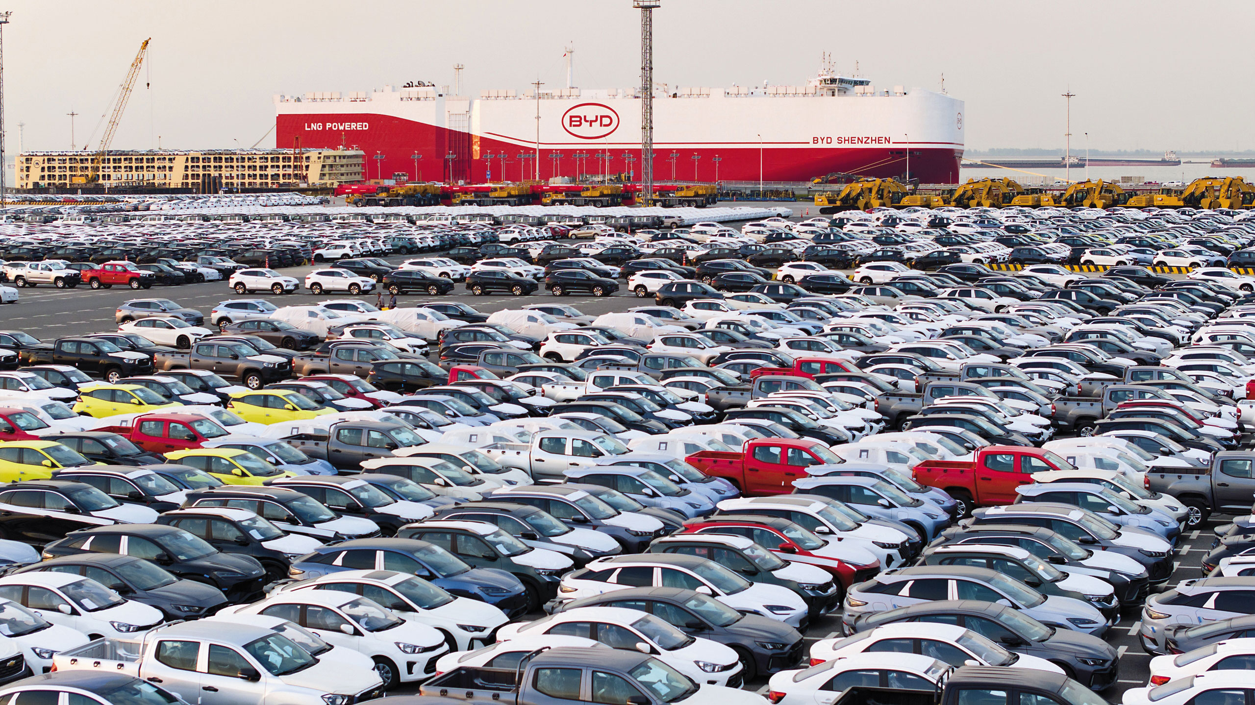 比亞迪在歐洲銷售不如預期，大批車款停放港口，變成大型倉庫。（東方IC）