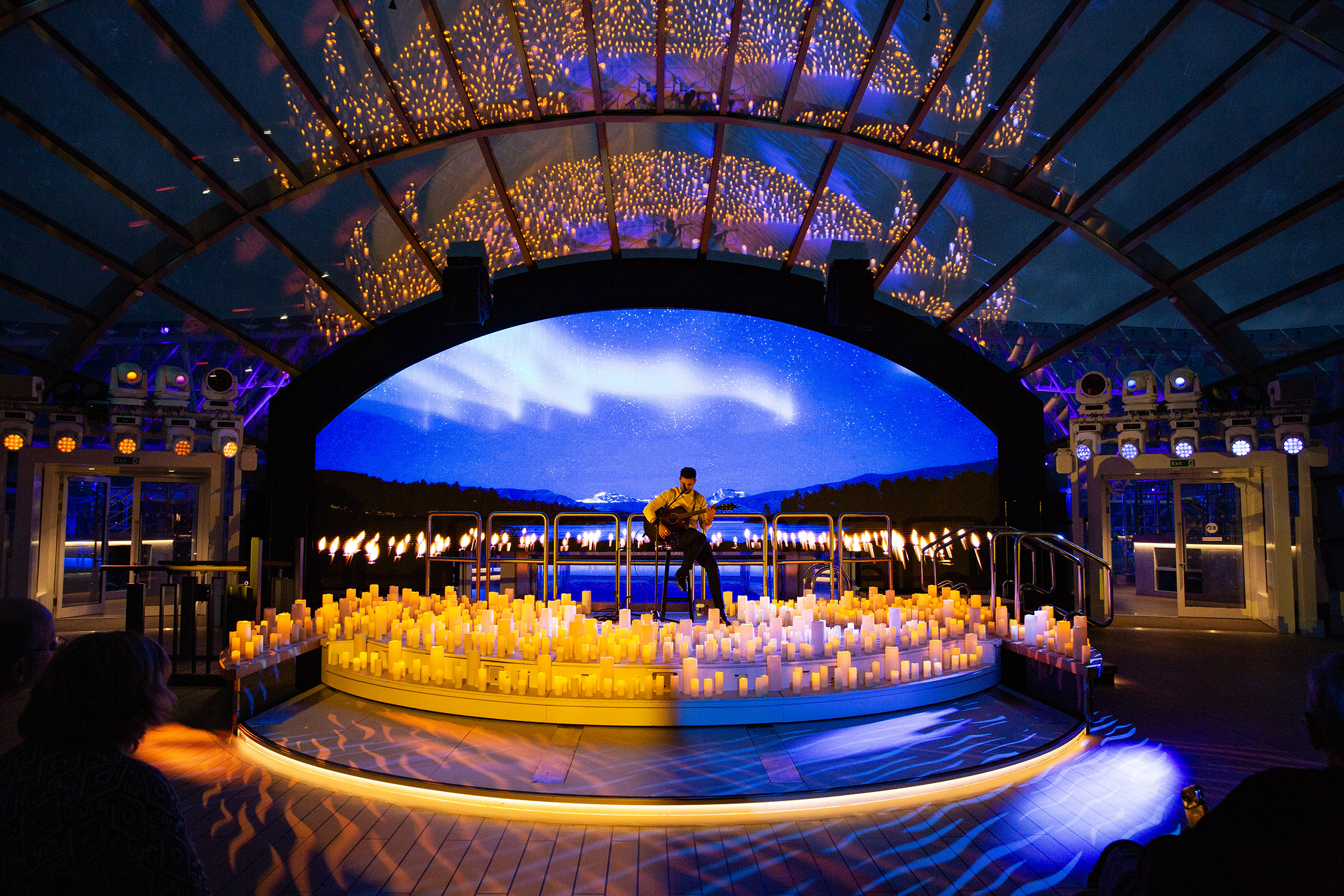 白天是空中花園、夜晚變身劇場的The Dome，以海洋與星空為背景，打造星辰公主號最具代表性的夜間演出。