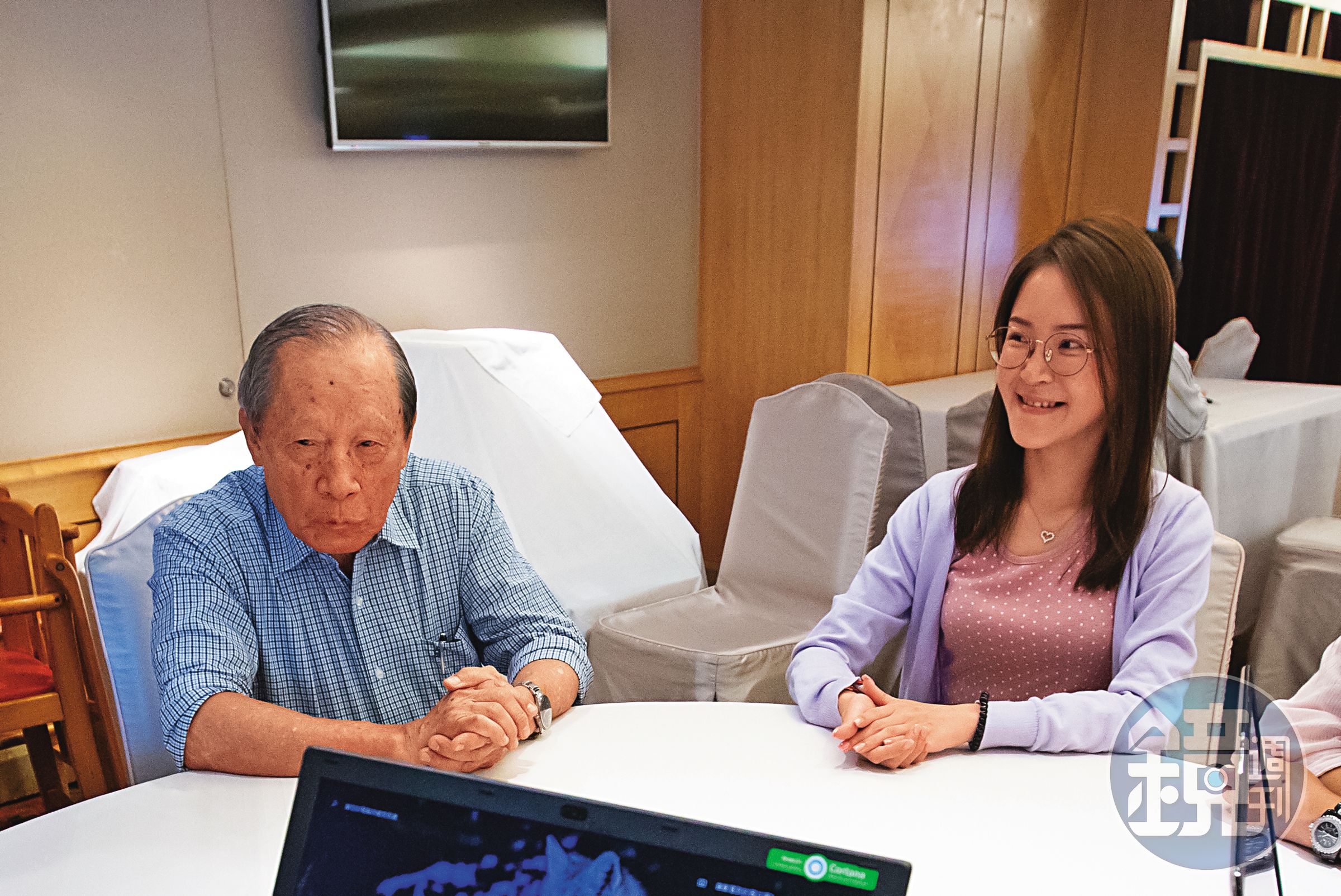 2019年8月，洪騰勝（左）接受本刊專訪，擔任業務部經理的楊于萱（右）陪同出席。（資料照片）