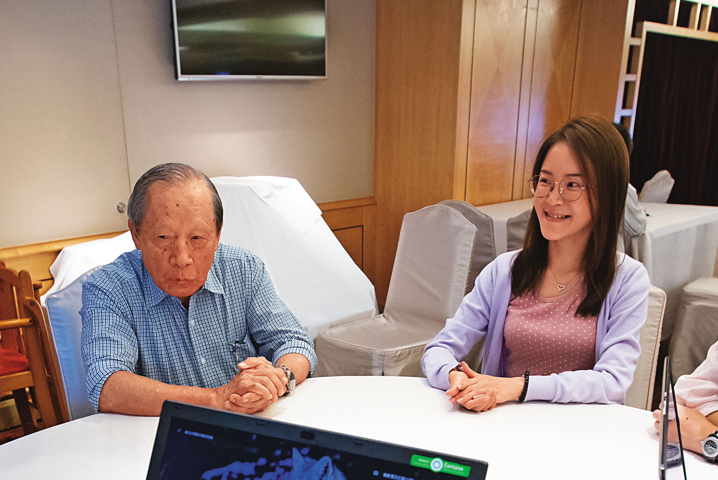 2019年8月，洪騰勝（左）接受本刊專訪，擔任業務部經理的楊于萱（右）陪同出席。