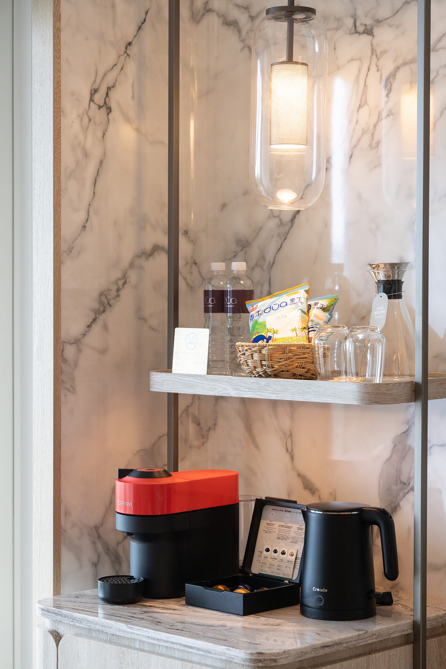 Nespresso咖啡機、快煮壺為客房的標準配備，Mini Bar的零嘴與冰箱內的氣泡水皆為免費提供。