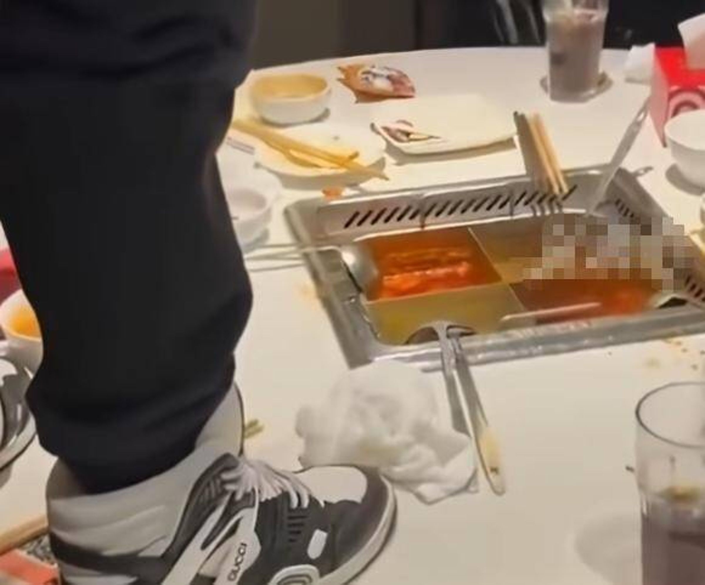 2名少年在上海一家門市竟在酒後火鍋內撒尿,引爆社會譁然。(翻攝自微博)