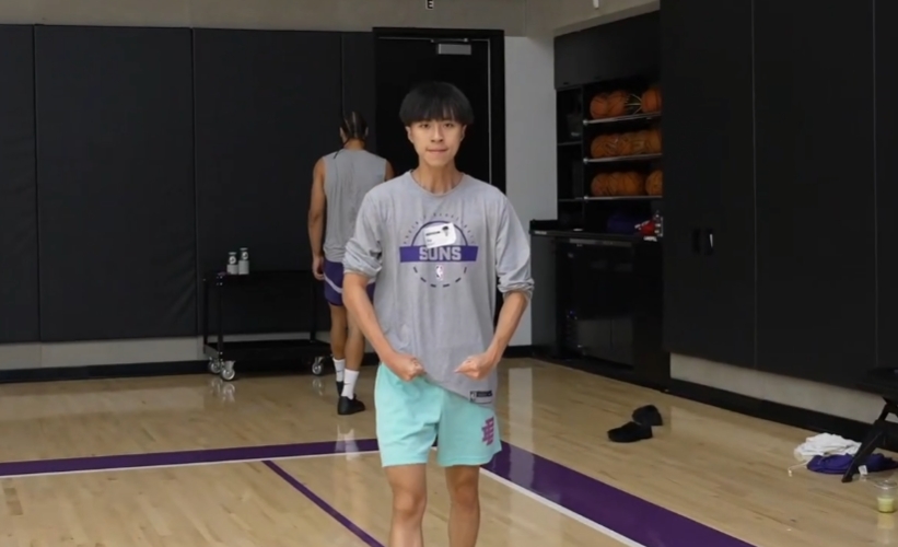 台灣最強高中生Ray與NBA球員布魯克斯尬球。（翻攝自twitch rayasianboy）