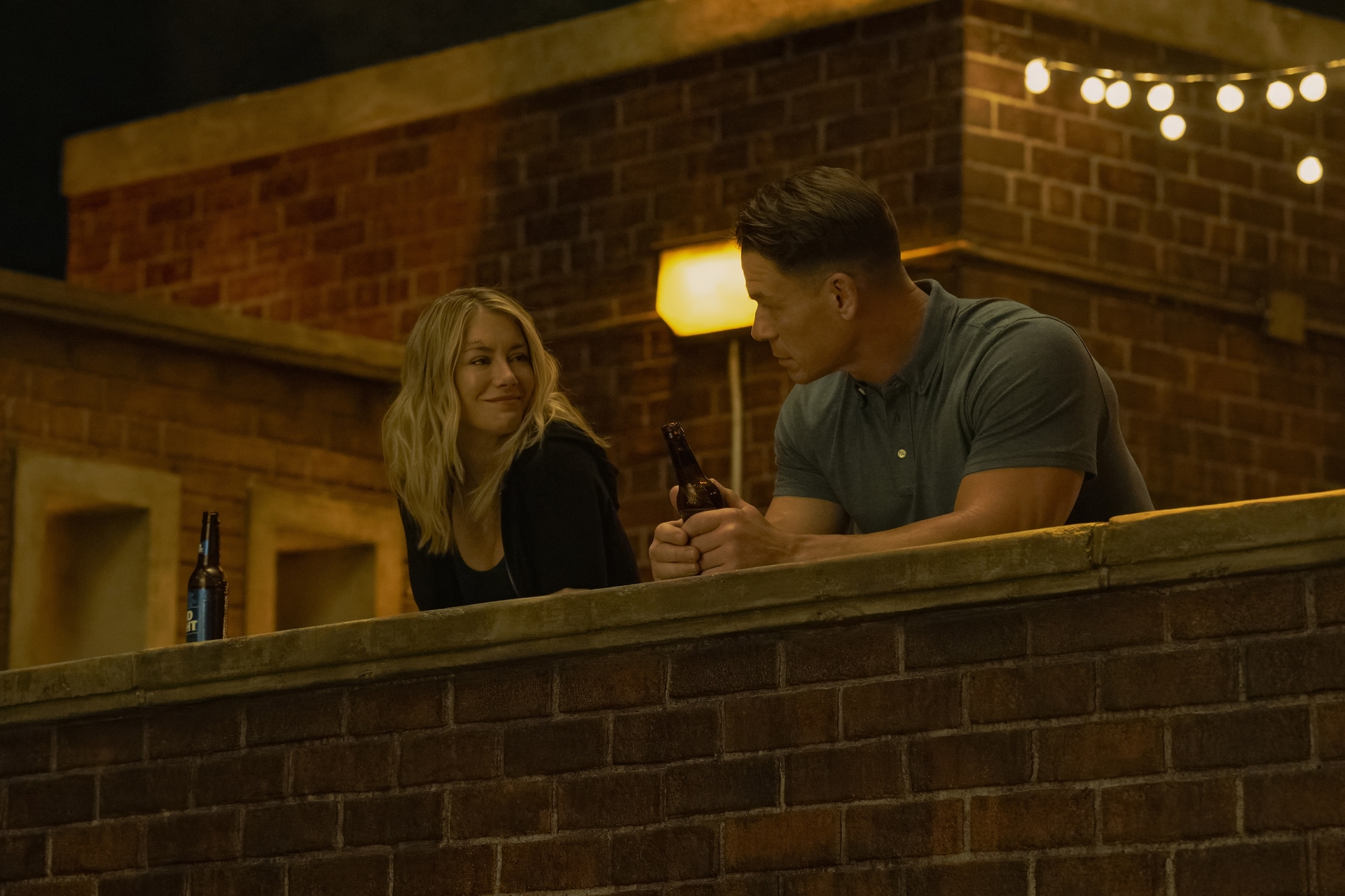 珍妮佛霍蘭德（左）飾演天眼局特工艾蜜莉亞，約翰希南（右）扮演和平使者，好像有點要擦出火花的感覺。可是，劇本是珍妮佛的老公詹姆斯岡恩寫的，這樣對嗎？（HBO Max提供）