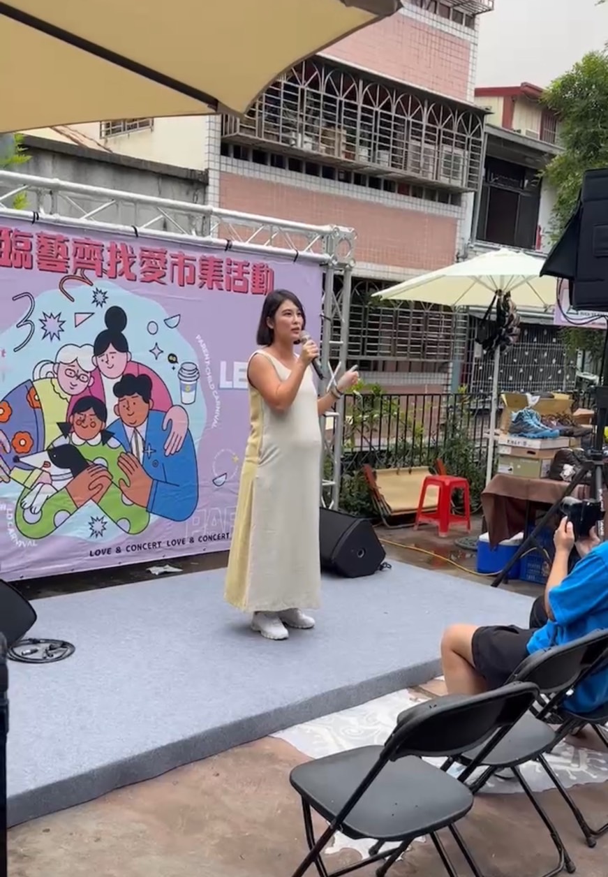卓君澤挺孕肚主持公益活動。(台灣優質生命協會提供)