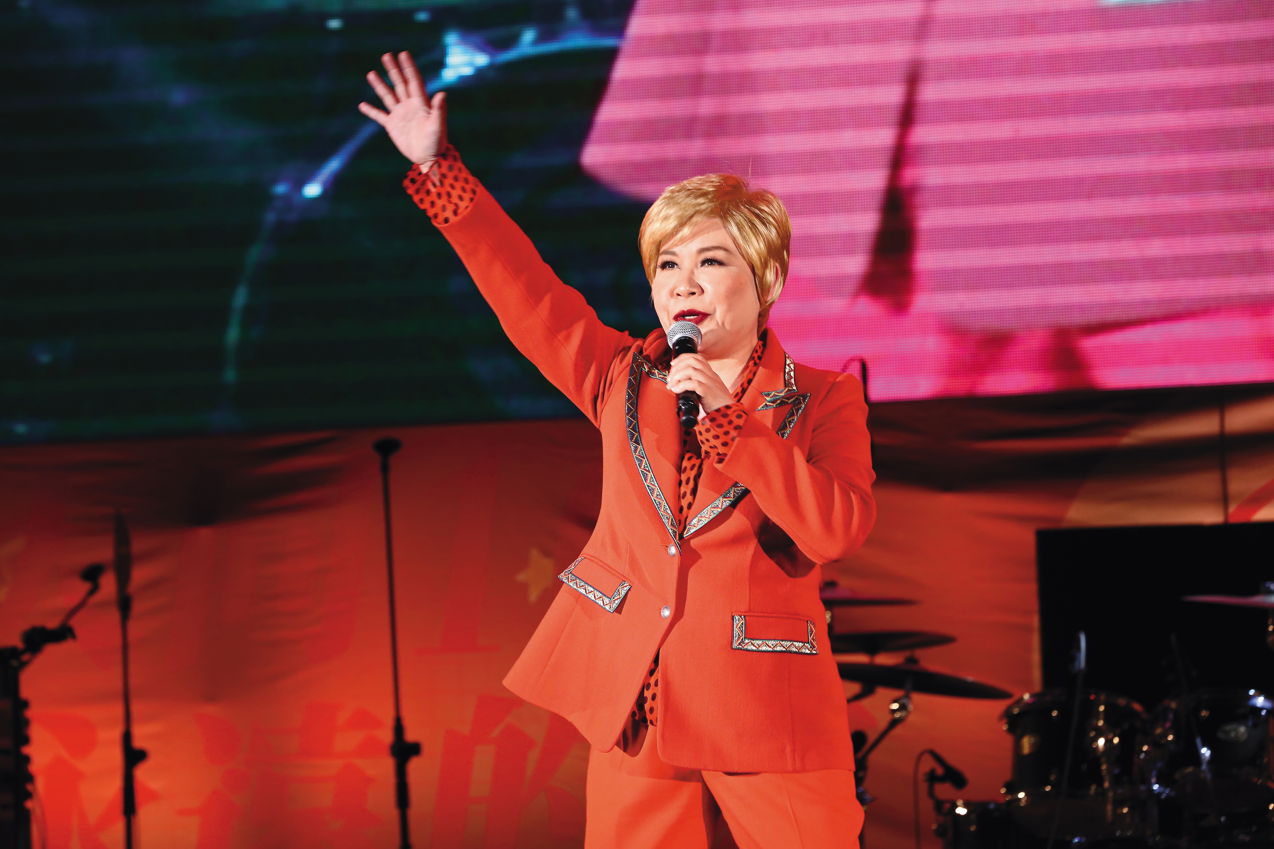 黃小琥以歌聲渾厚的靈魂唱腔著稱，因性格直爽豪邁，被封為「滅絕師太」。