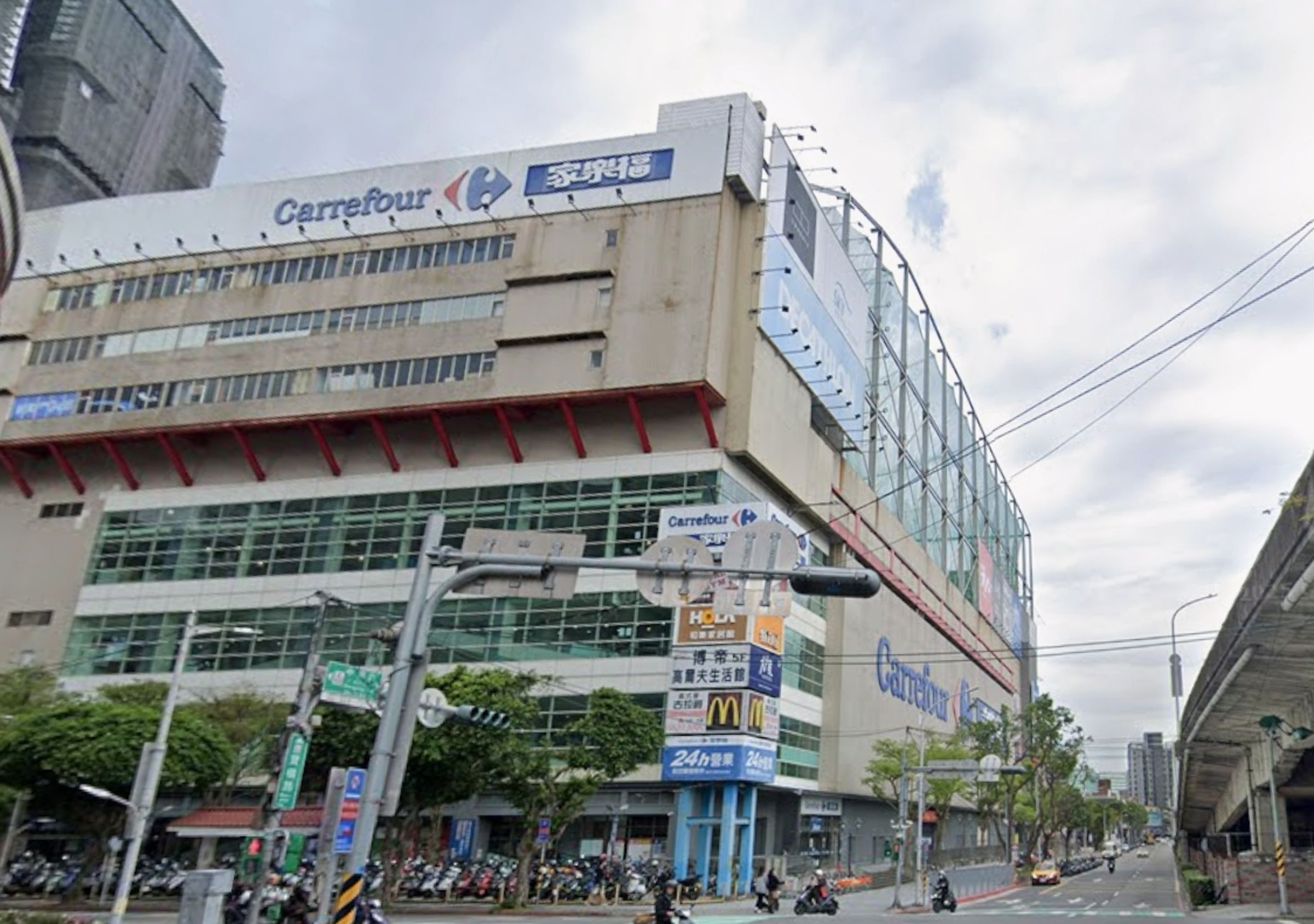 「家樂福 新店店」的Google商家名稱、粉專疑似悄悄改為新名稱，引發網友議論。（翻攝自Google Maps）