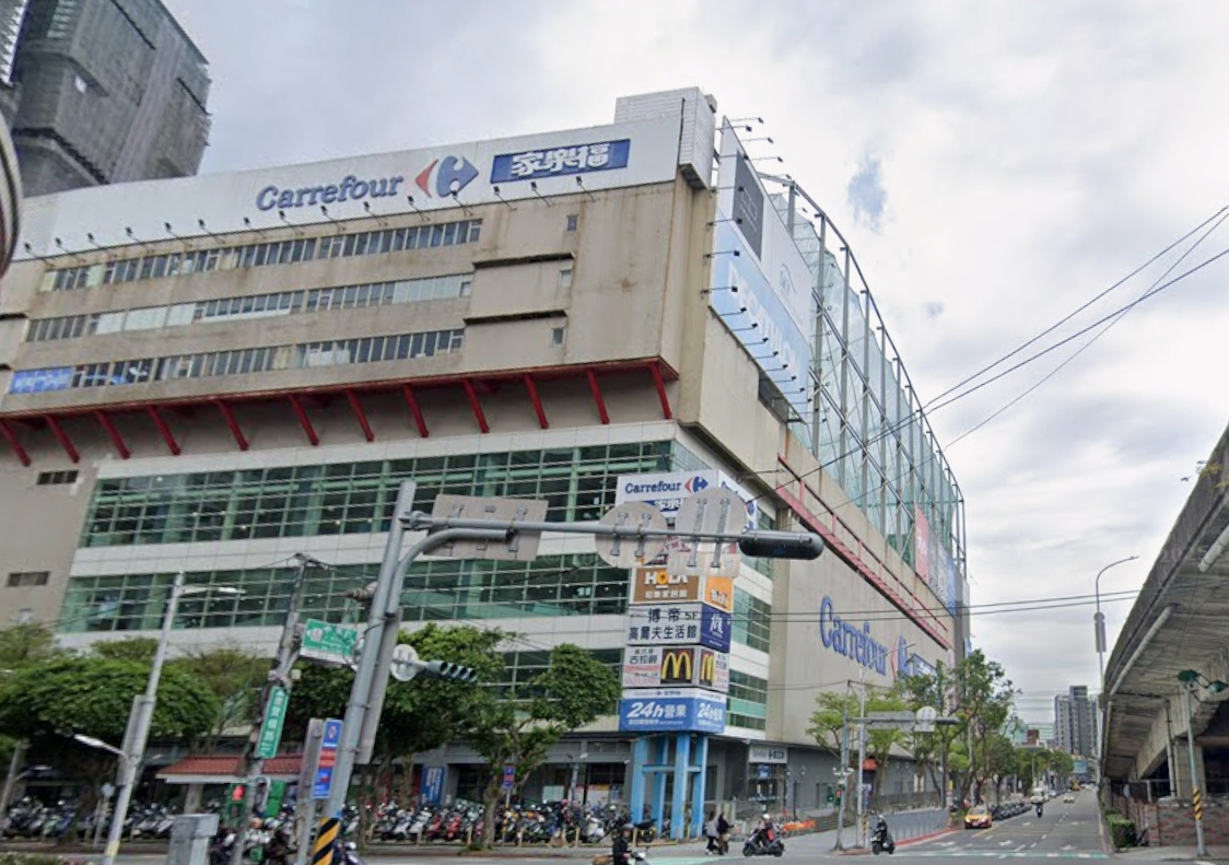 「家樂福 新店店」的Google商家名稱、粉專疑似悄悄改為新名稱,引發網友議論。(翻攝自Google Maps)