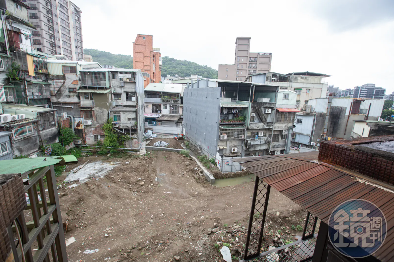 都更審查趨嚴,許多危老都更案因補件來回拖延,住戶苦等多年仍盼不到新家。