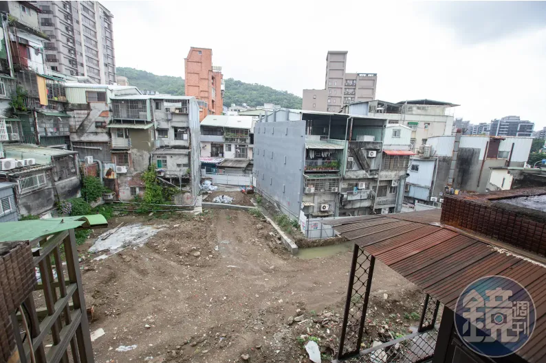 都更審查趨嚴，許多危老都更案因補件來回拖延，住戶苦等多年仍盼不到新家。