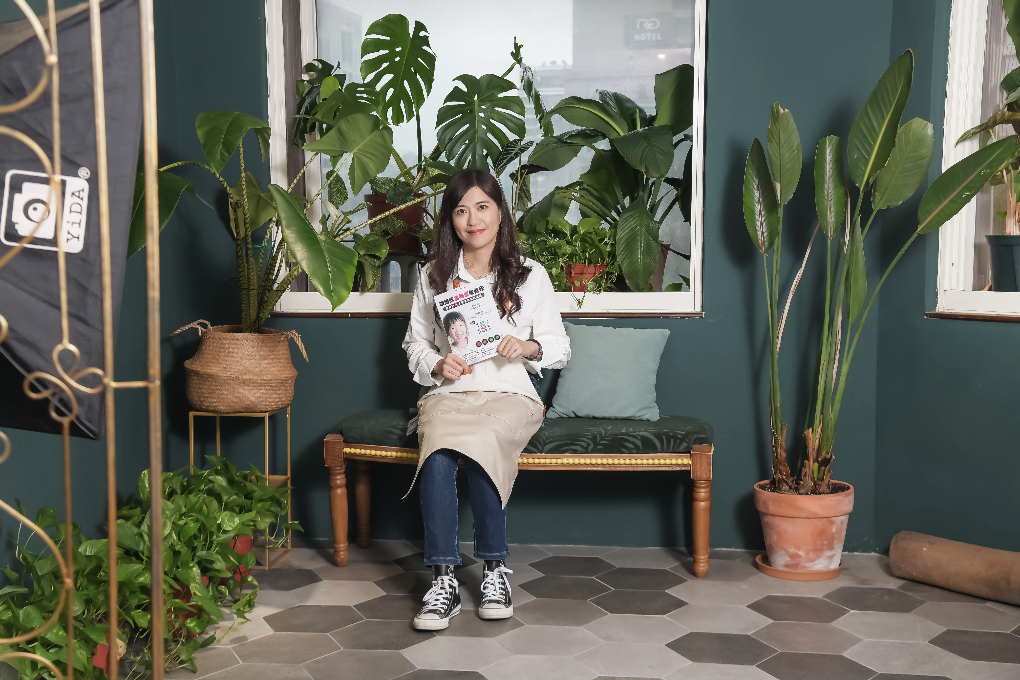 台灣知名作家「晴媽咪」洪嘉穗深耕研究均衡營養食物泥15年，2024年初推出第三本著作《晴媽咪食物泥教養學》。（天晴工作坊提供）