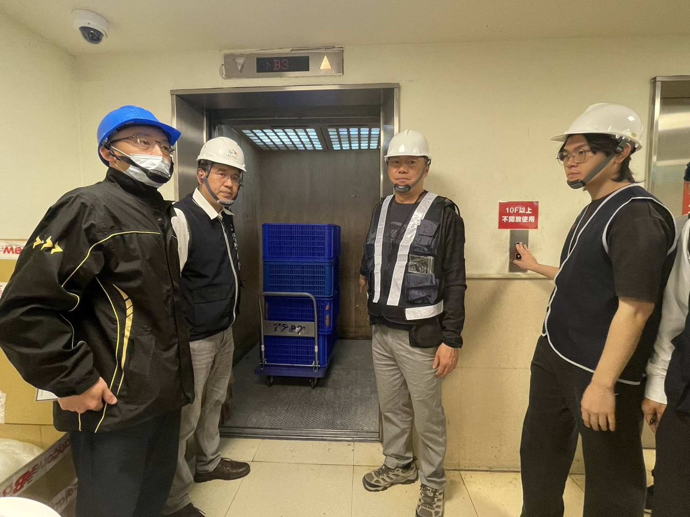 貨梯僅供運貨使用,人員不得搭載上下樓。(台中市都發局提供)