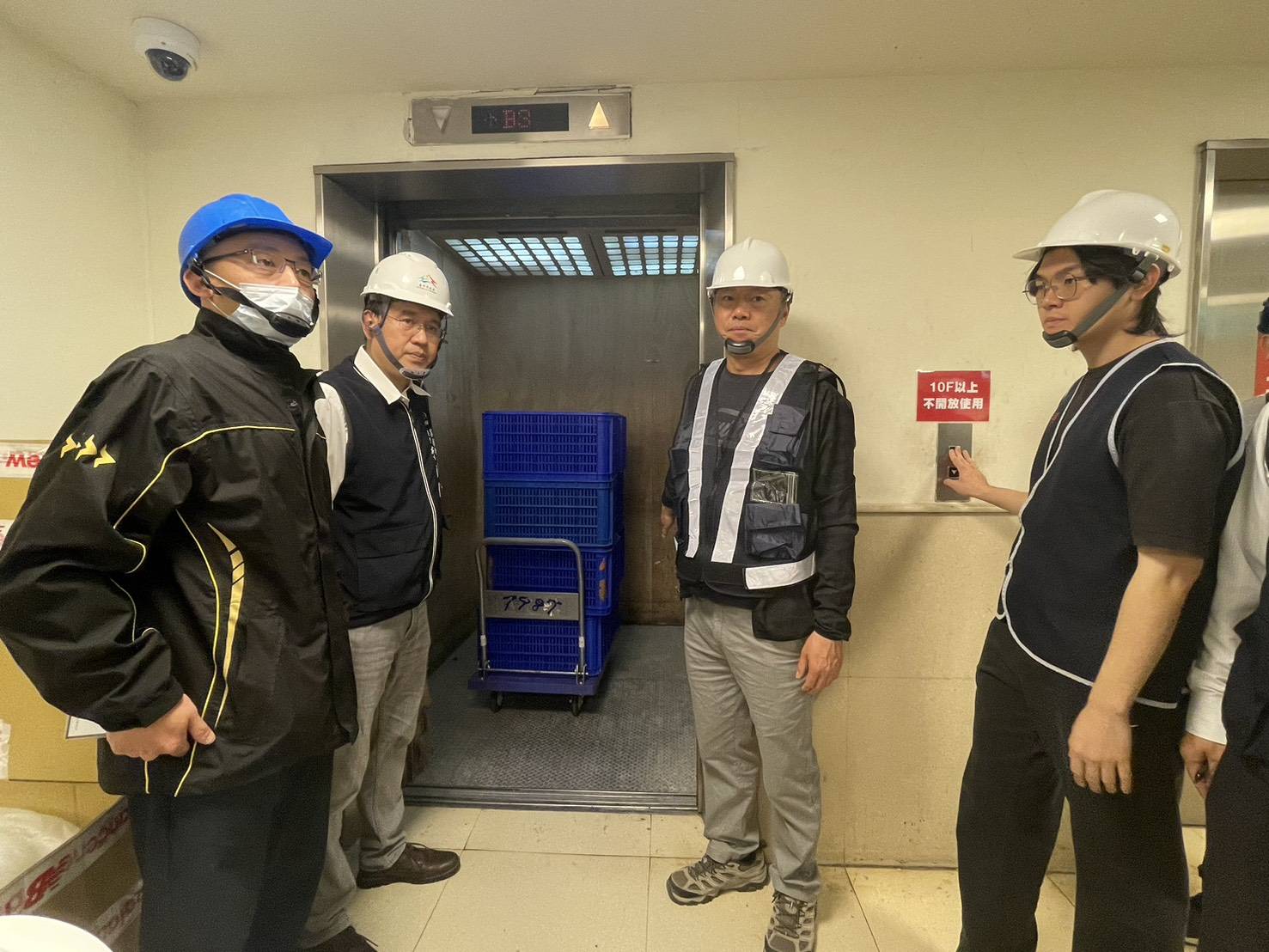 貨梯僅供運貨使用,人員不得搭載上下樓。(台中市都發局提供)