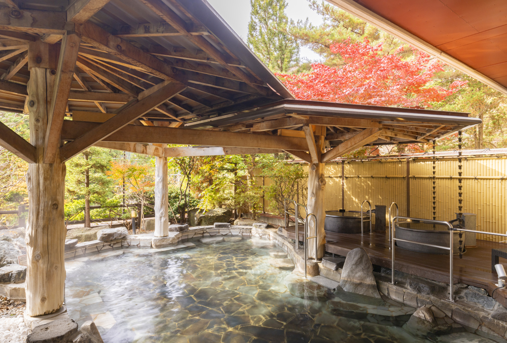 「花卷溫泉飯店」露天溫泉可一邊賞楓、一邊泡湯。(旅天下旅行社提供)