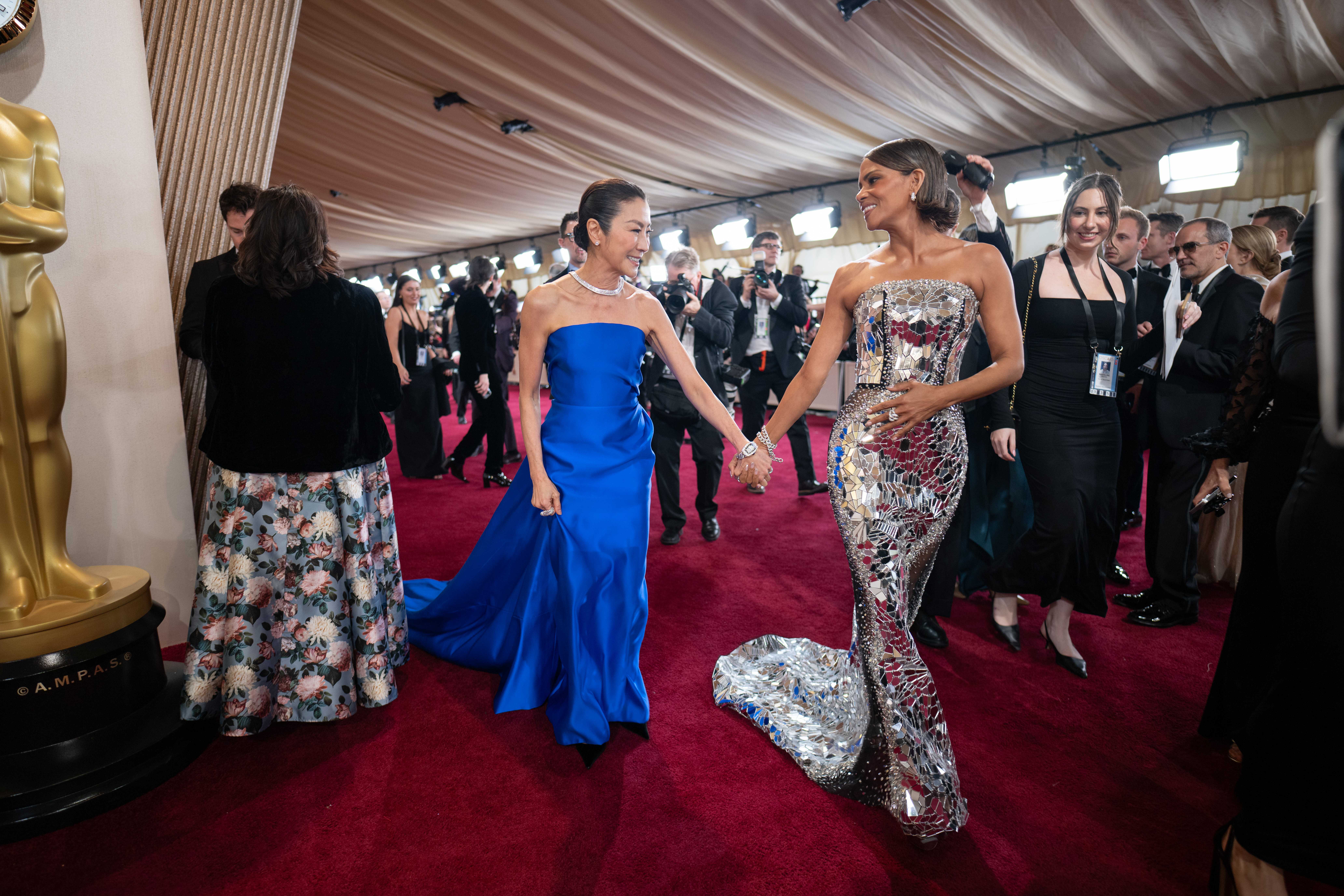 楊紫瓊（左）與荷莉貝瑞在紅毯入口巧遇，兩位影后手牽手一起走。（Kyusung Gong攝／©A.M.P.A.S.）