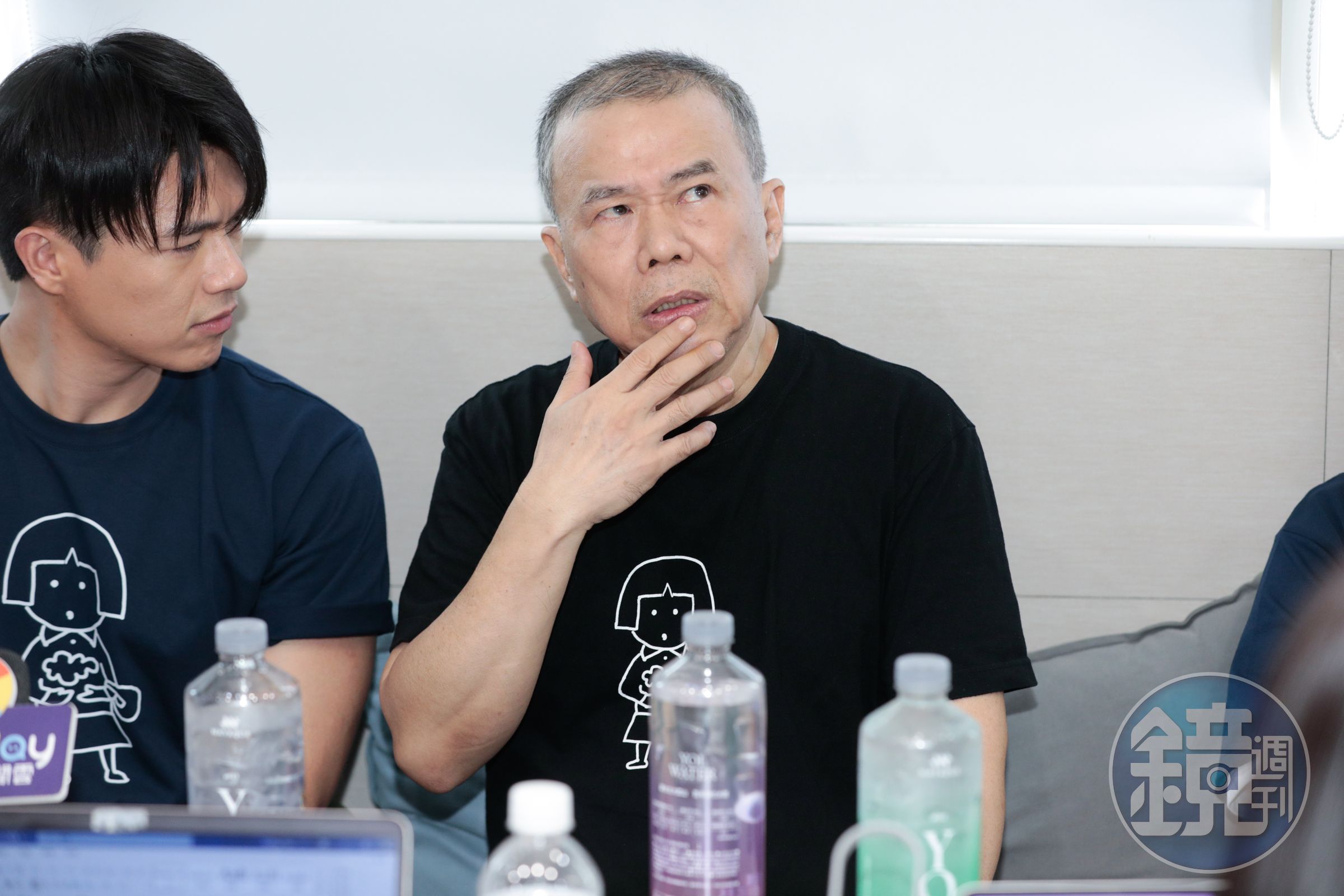 陳玉勳導演在說,柯煒林(左)很認真在聽。想必在拍戲現場大概也是這樣。
