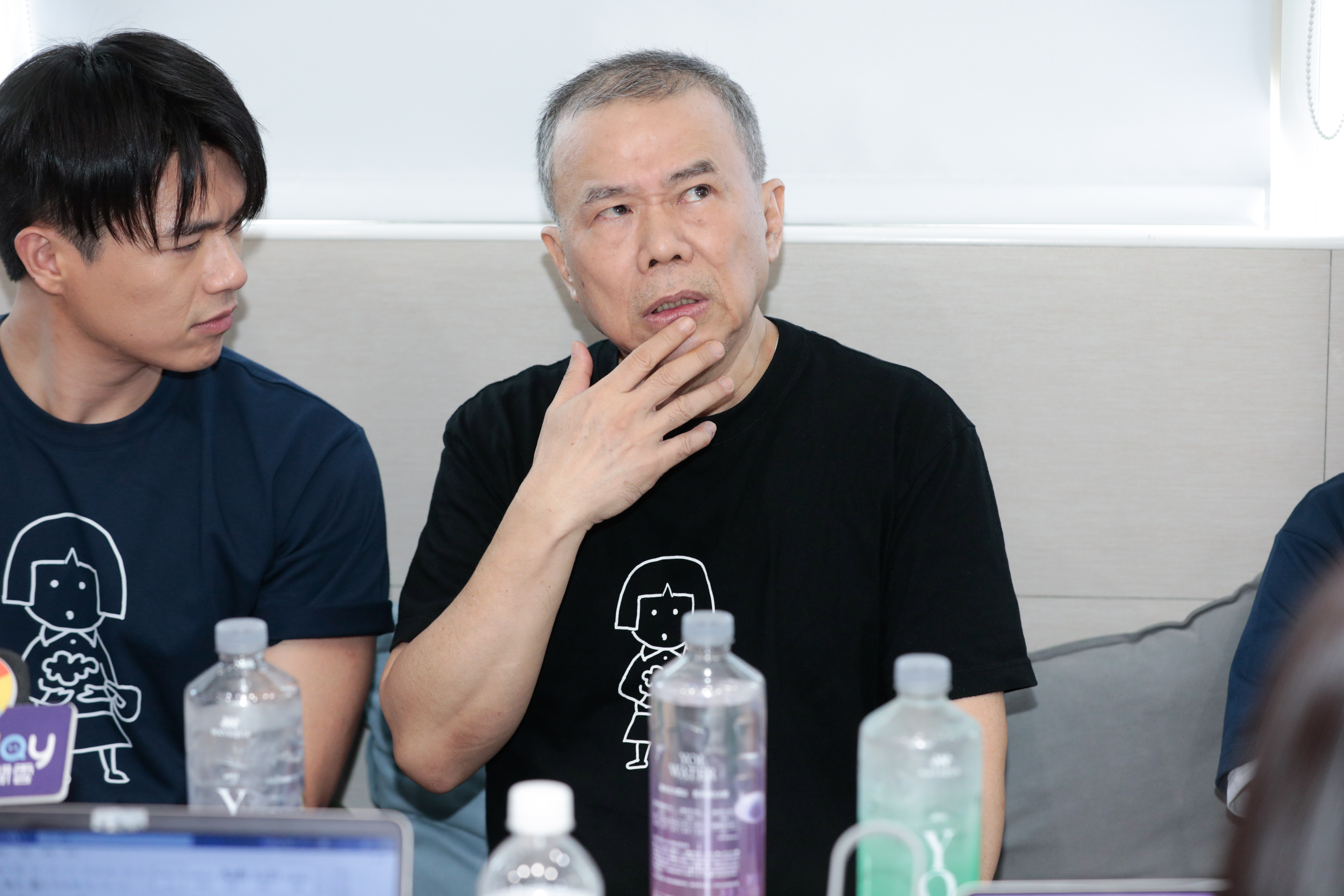 陳玉勳導演在說,柯煒林(左)很認真在聽。想必在拍戲現場大概也是這樣。