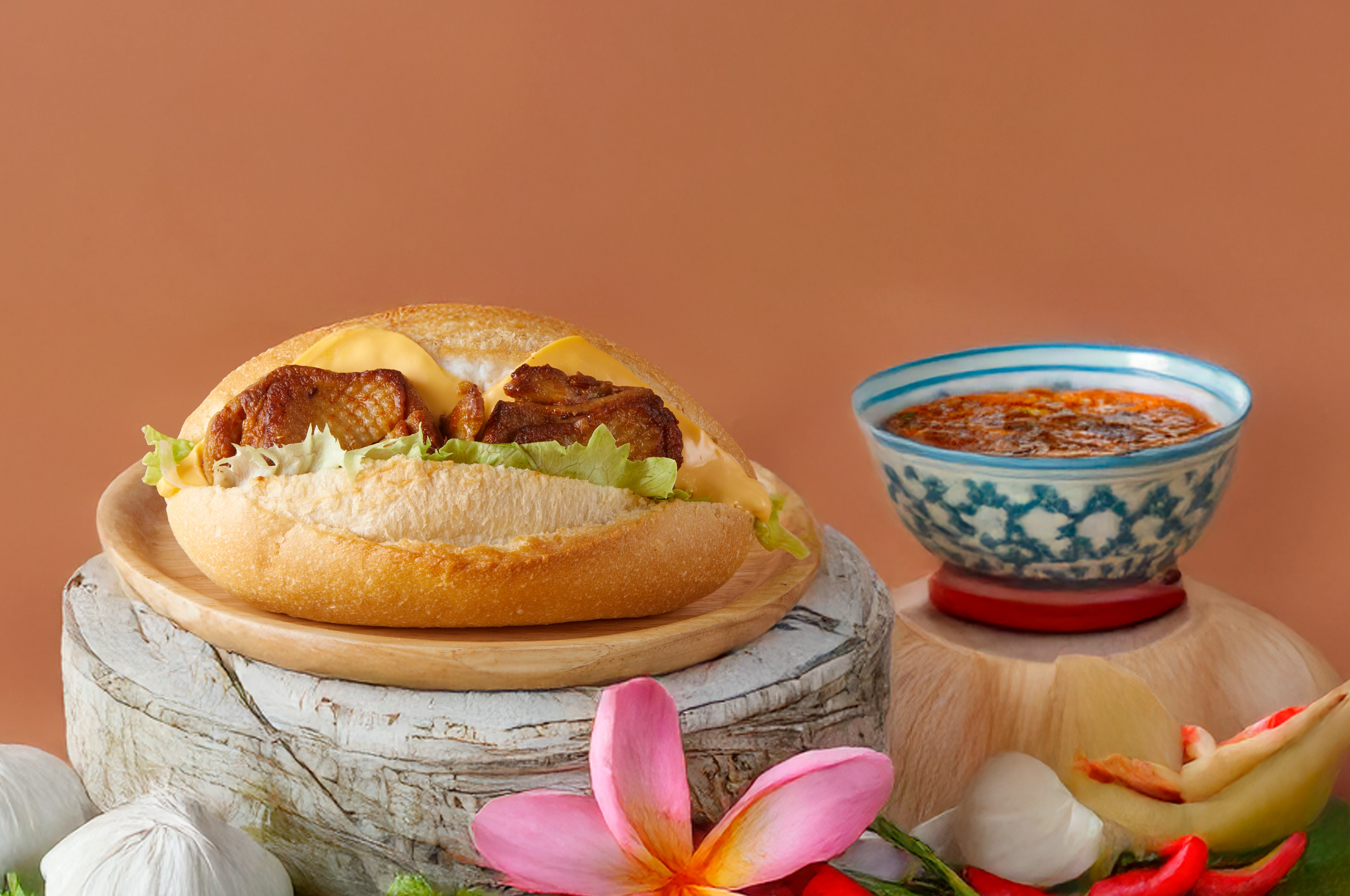 晴朗家與城市漢堡聯手，未來在城市漢堡的早午餐店面，都能一嘗包括椒麻雞法棍麵包在內的晴朗家美味麵包。（晴朗家烘焙提供）