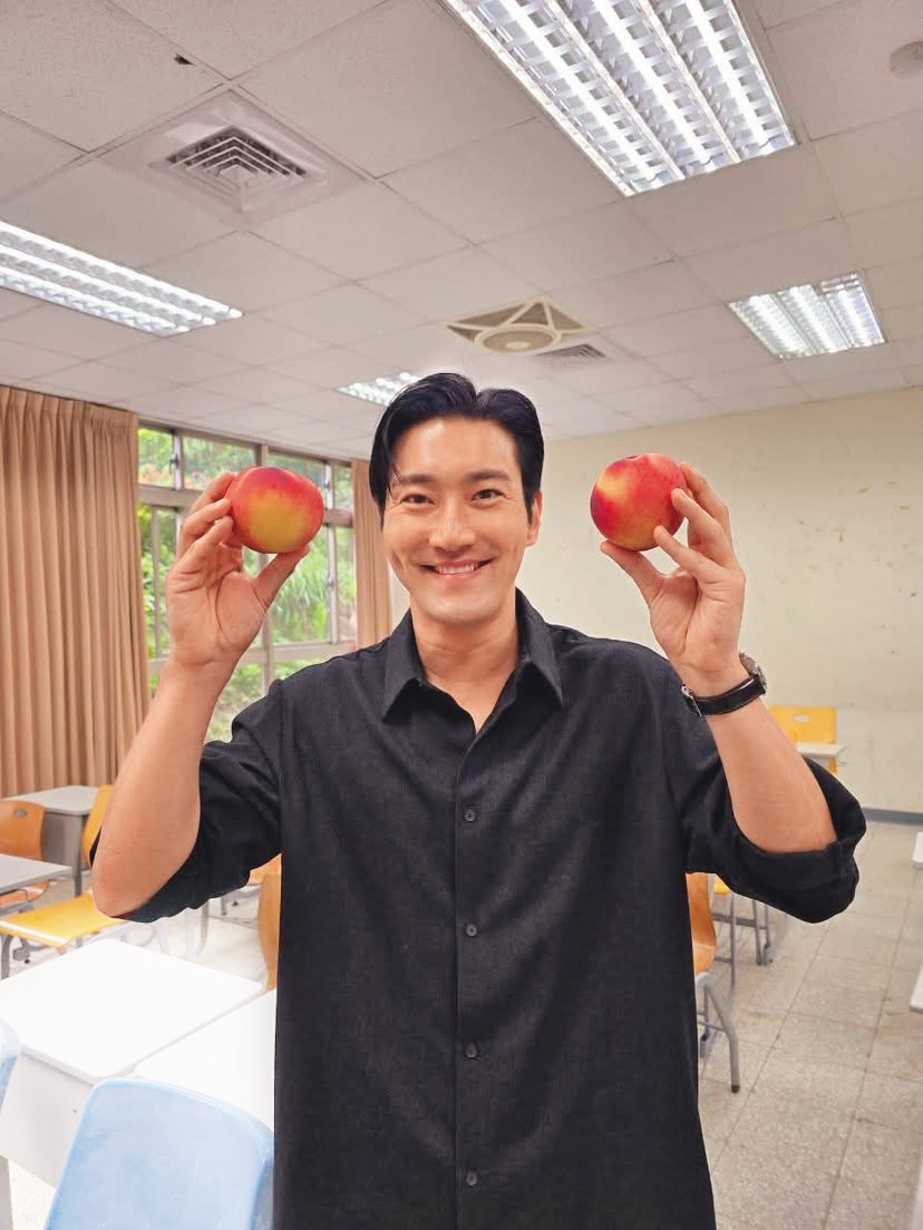 始源秀出手上2顆水蜜桃,這畫面意圖使人想歪。(←心術不正的小編)(翻攝自始源Threads)