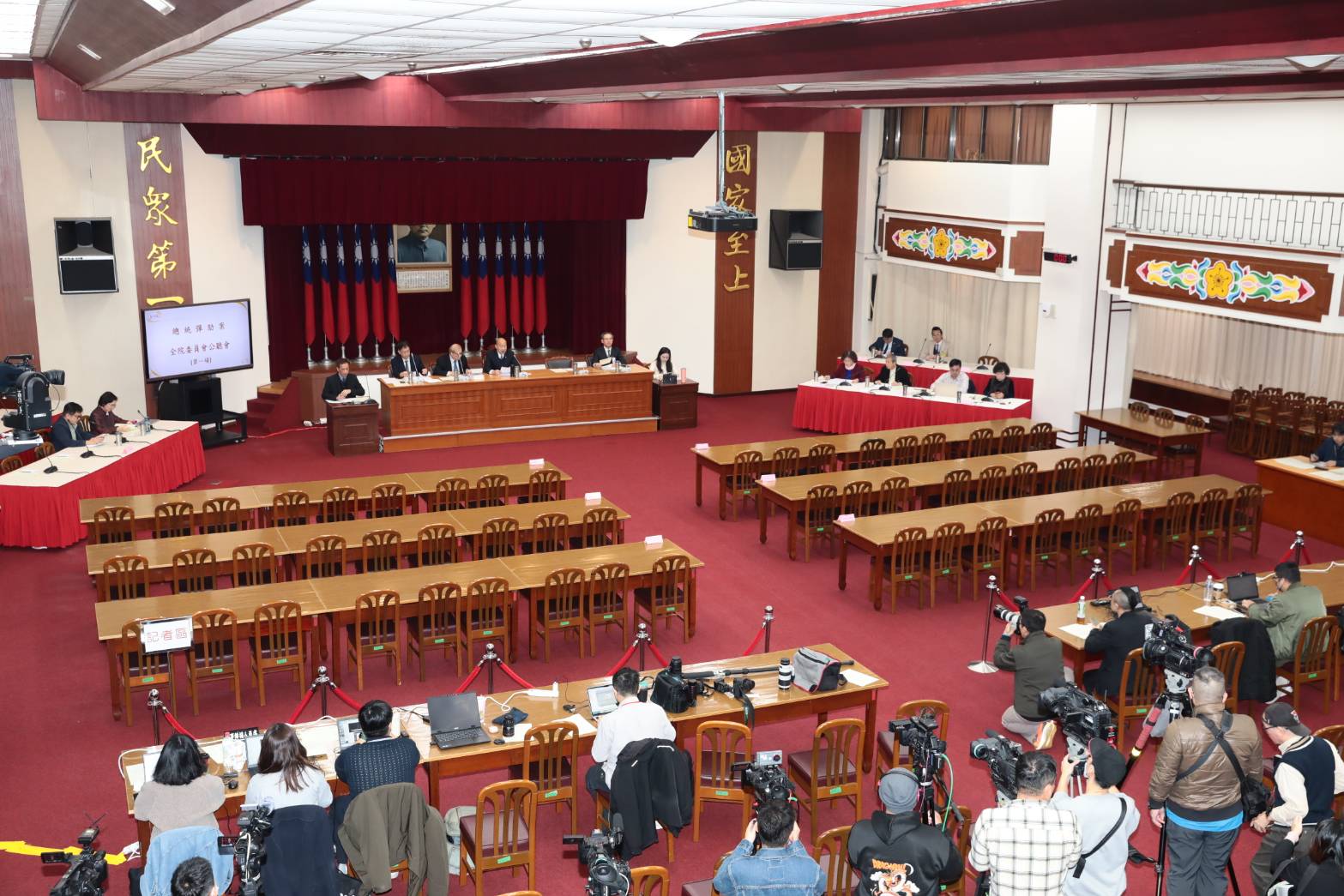 立法院今舉行總統彈劾公聽會，邀請三黨立委與代表出席發言。（鏡報林煒凱）