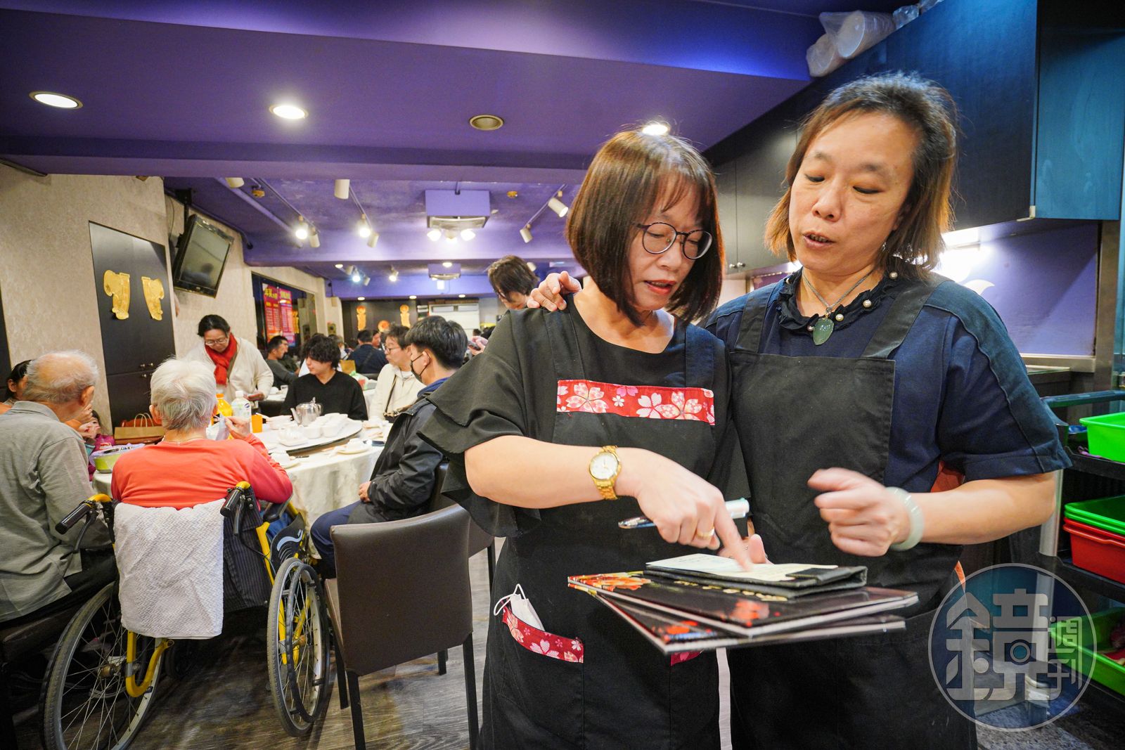 資深員工明珠已在珍品小館工作超過20年，負責外場，許多客人以為她才是老闆娘。