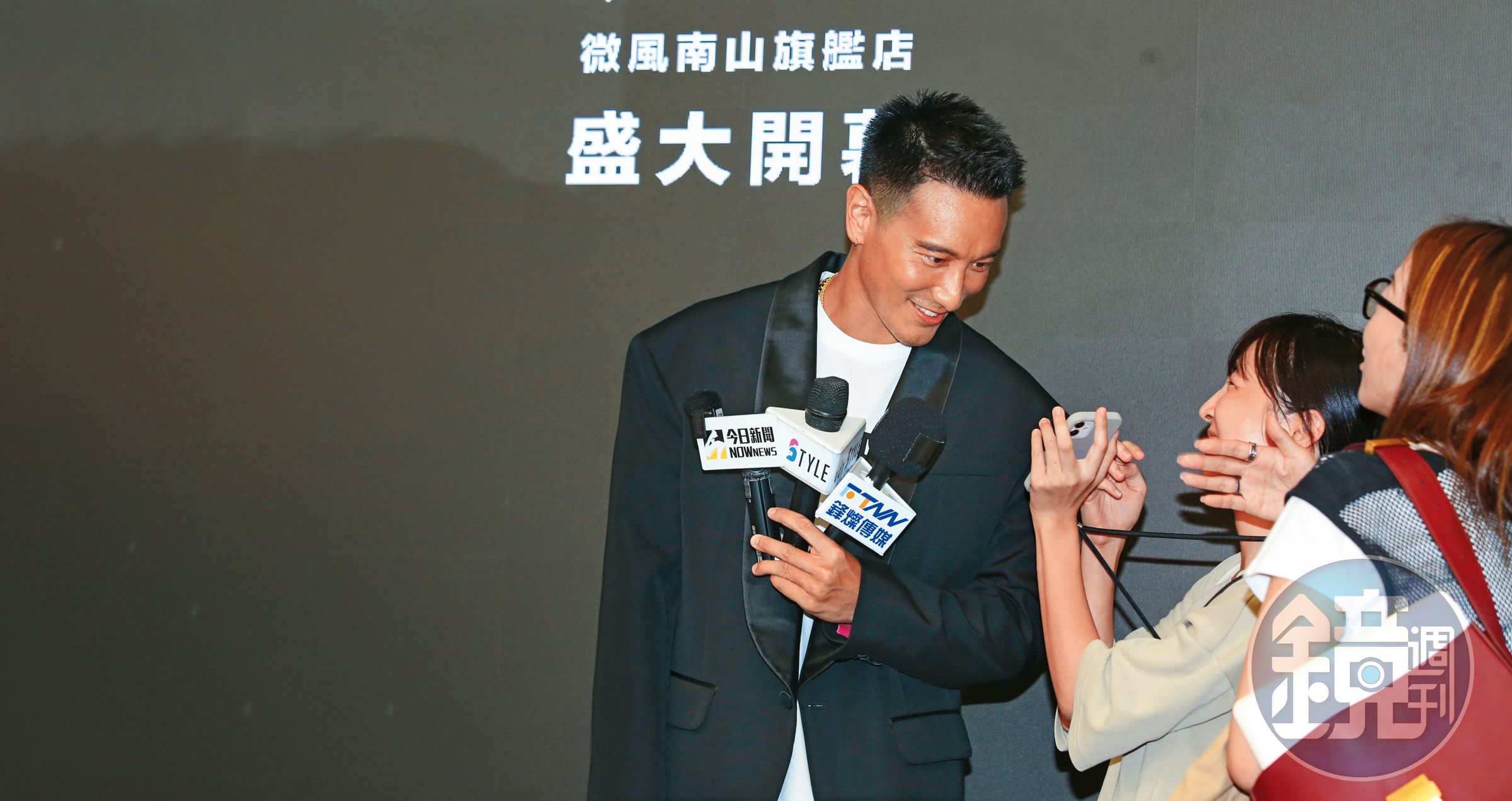 媒體不敢明著問八卦,只好用手機螢幕秀出問題,王陽明瞧了一眼,搞笑大喊:「呃 …經紀人!」