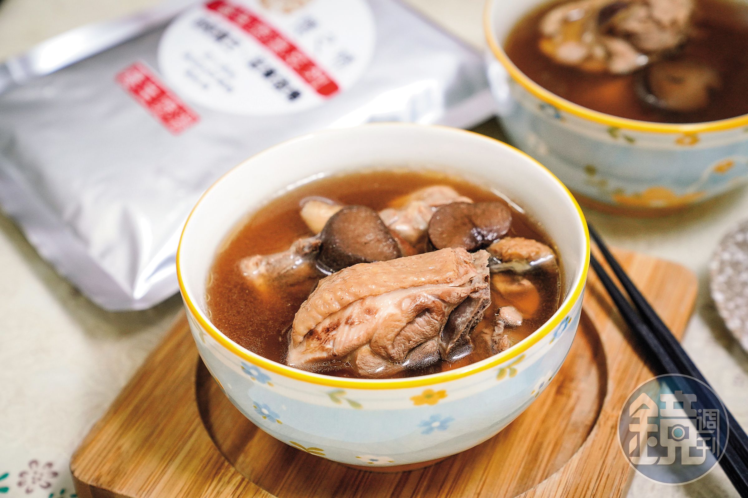 招牌湯品黑蒜頭雞湯只用黑羽土雞雞腿肉，湯頭嘗得到黑蒜頭的甘甜。（450元／包）