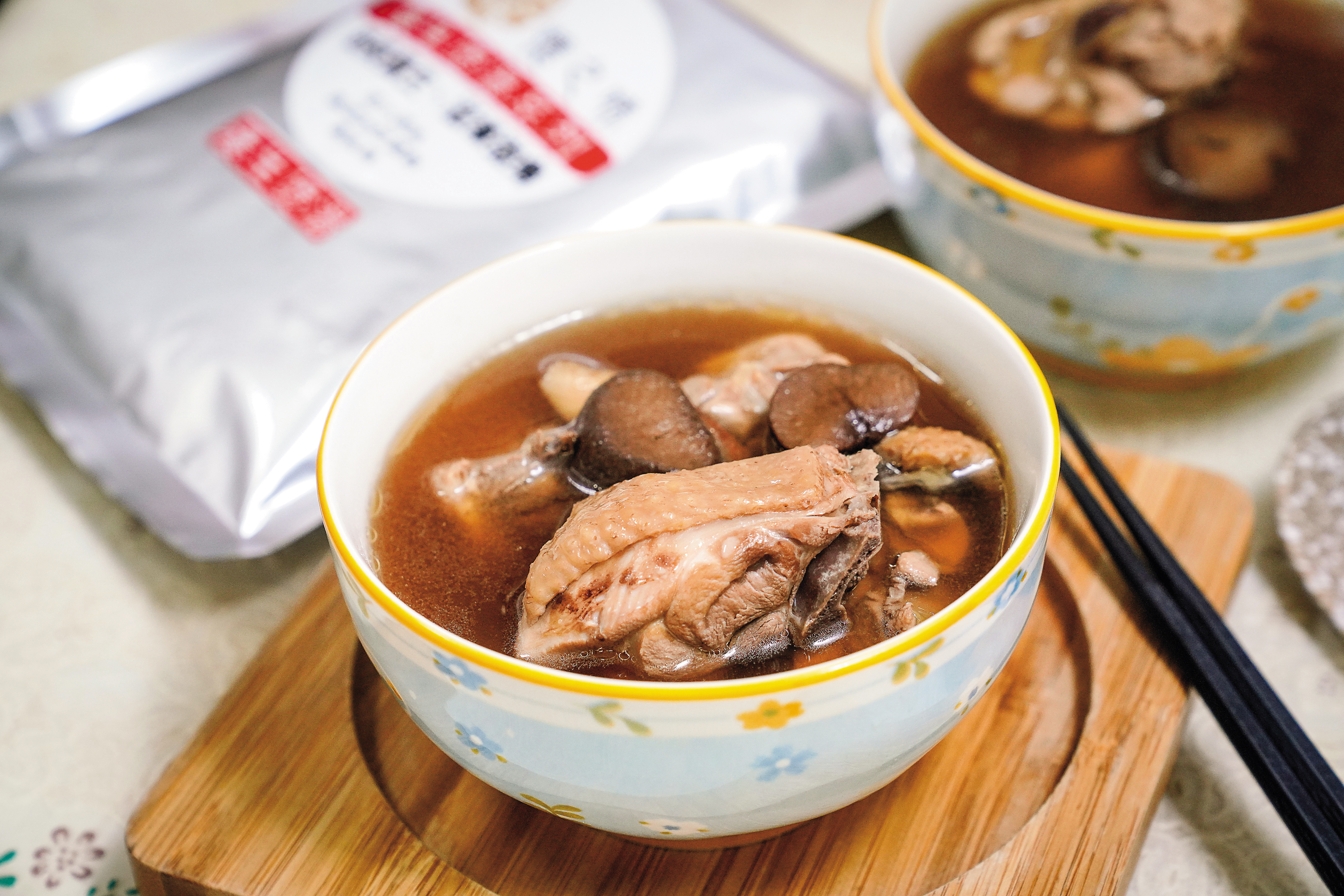 招牌湯品黑蒜頭雞湯只用黑羽土雞雞腿肉，湯頭嘗得到黑蒜頭的甘甜。（450元／包）