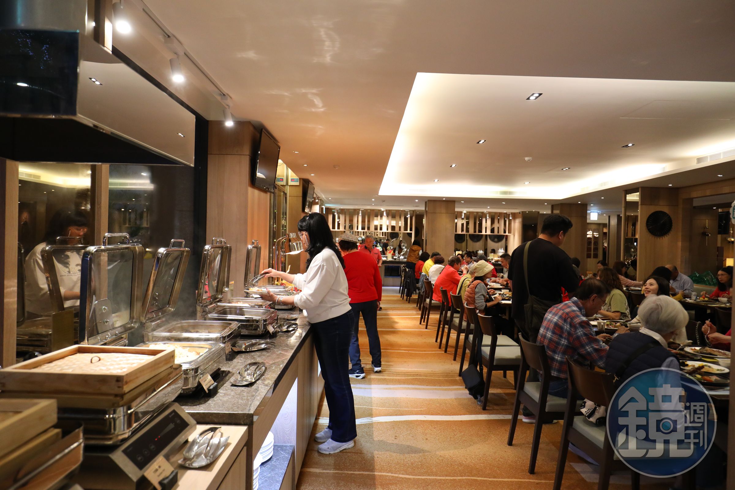 晚餐自助吧提供多道以原住民風味與在地食材為靈感的佳餚。