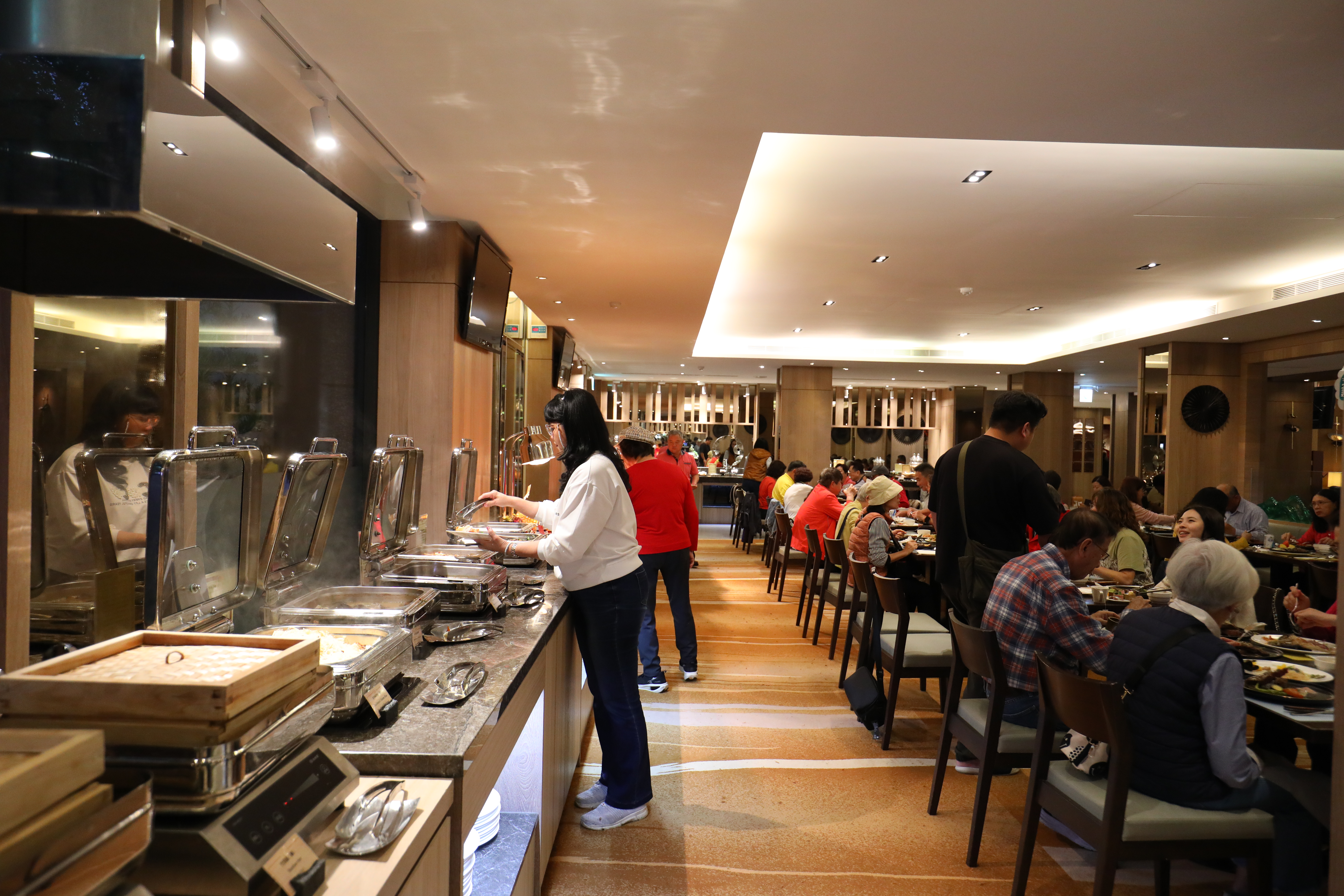 晚餐自助吧提供多道以原住民風味與在地食材為靈感的佳餚。