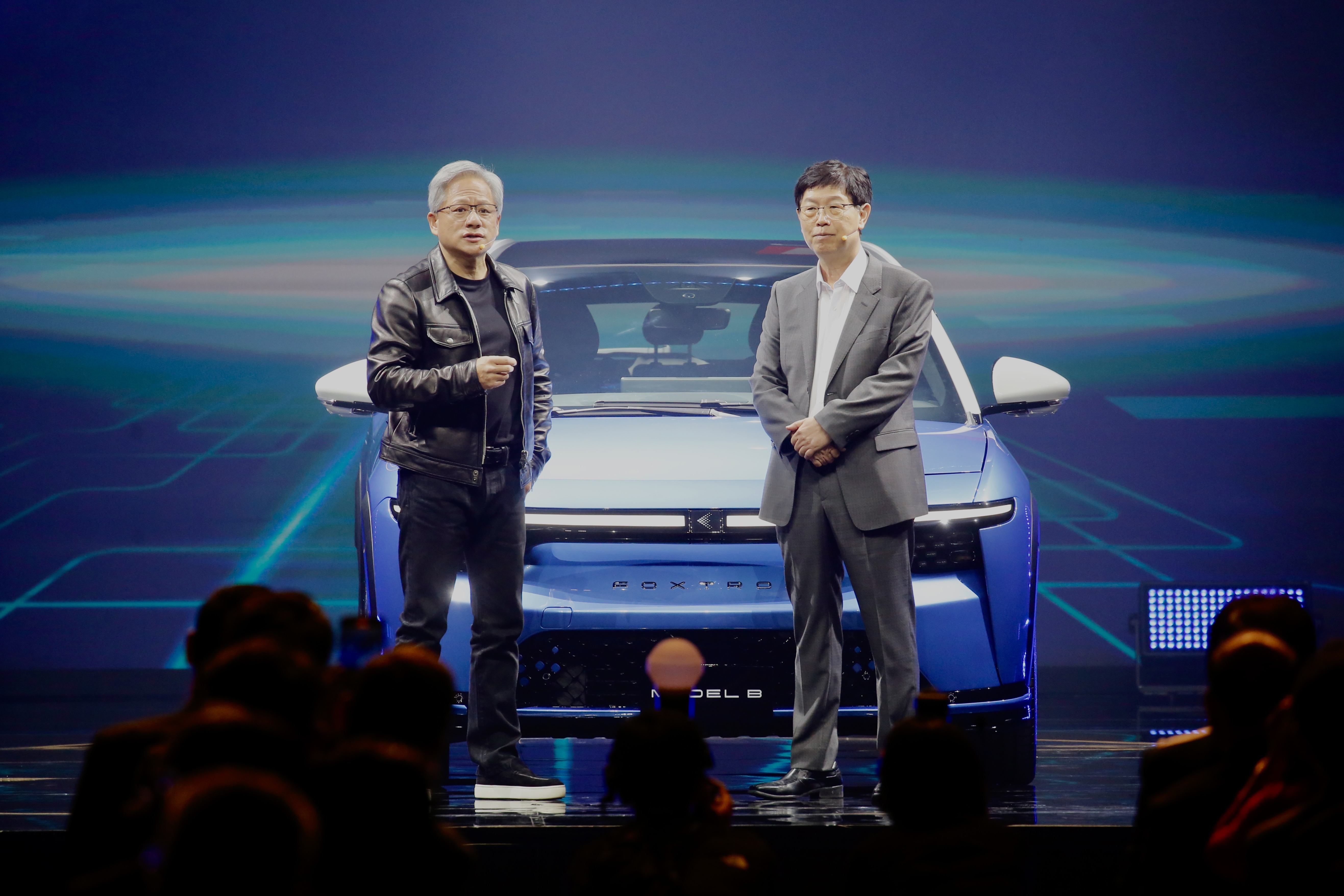 鴻海科技日今正式登場，今年最大亮點莫過於邀請了重量級巨星—輝達執行長黃仁勳，一開場與鴻海董事長劉揚偉一起搭著model B出場。