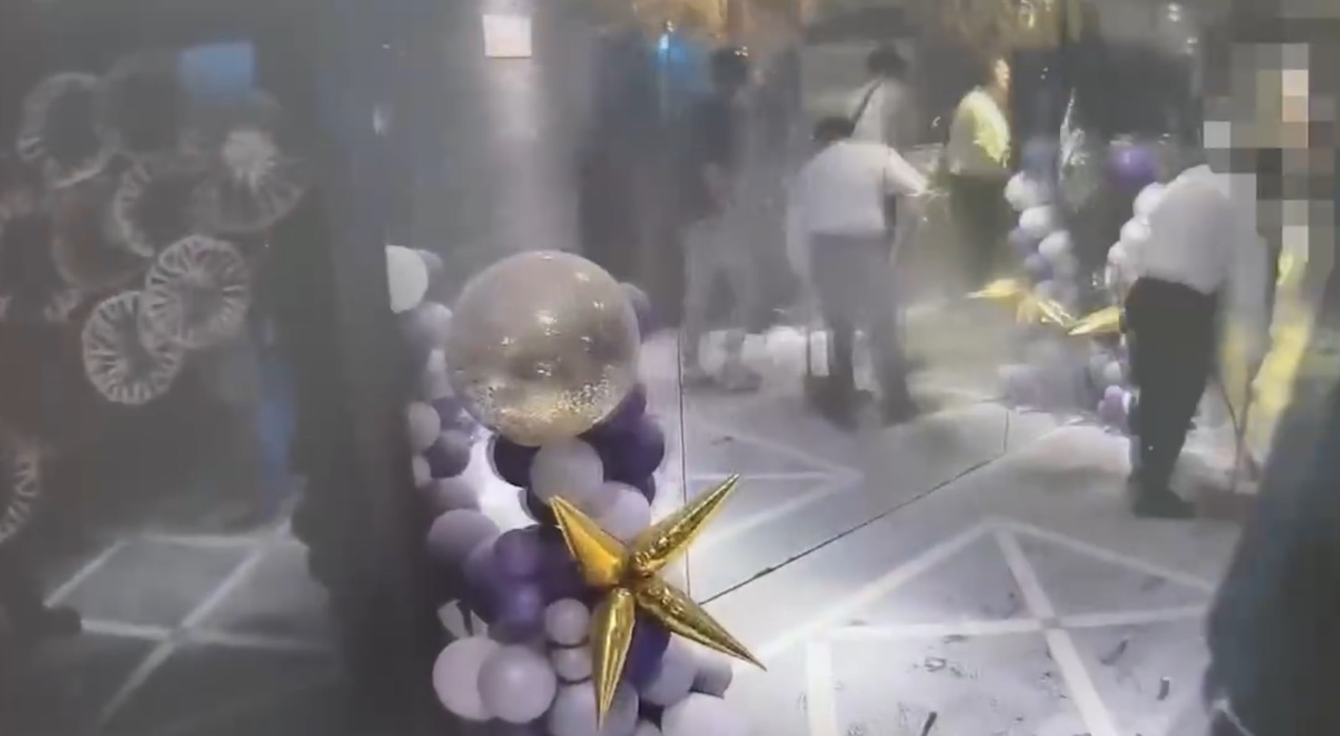 警方獲報到場時,發現酒店內滿是滅火器乾粉煙霧,大廳玻璃也被砸毀。(翻攝畫面)