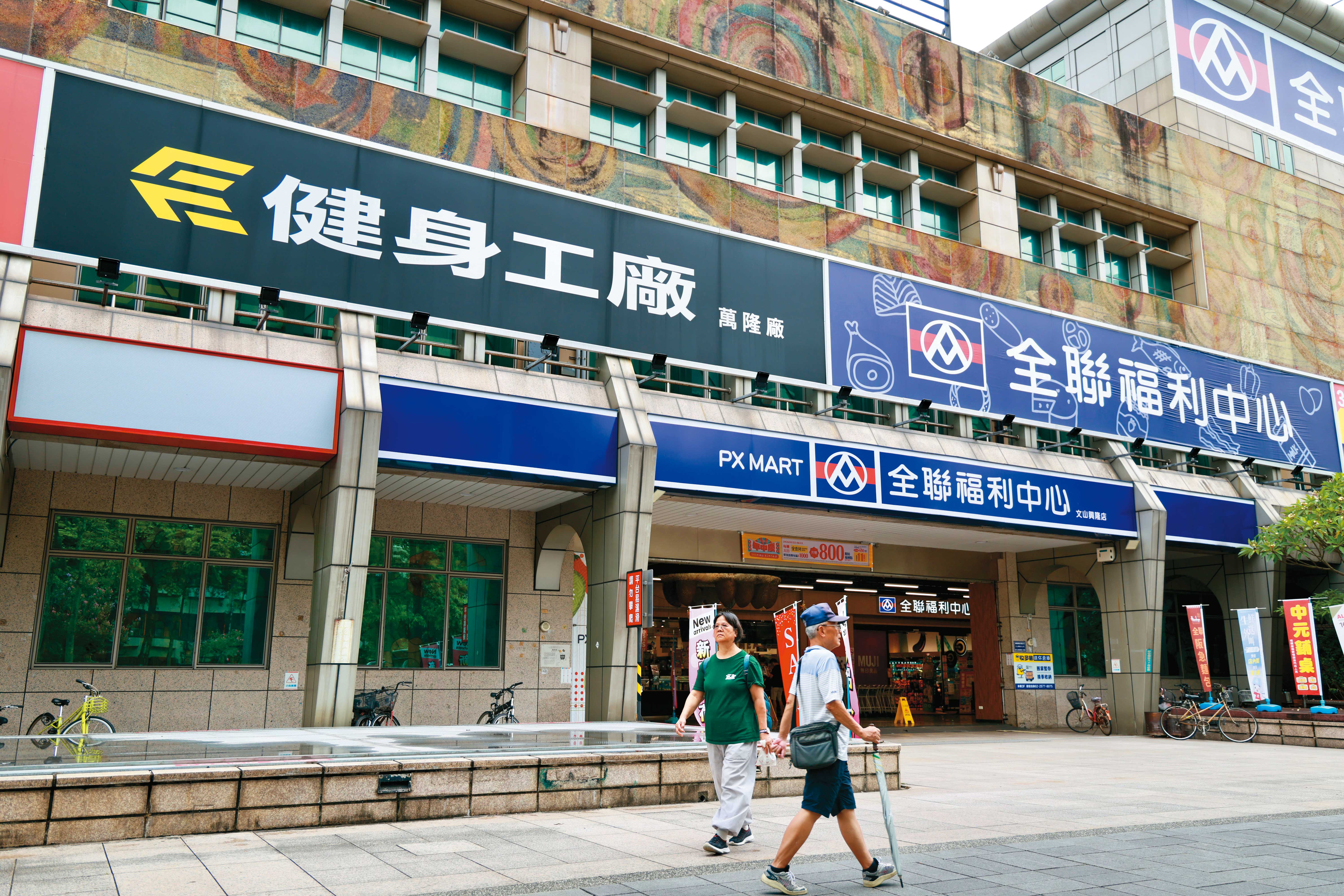目前全台健身工廠約有7、8個據點採取「整棟租下、上層健身房、下層全聯」複合店型。健身完剛好可以去買菜。