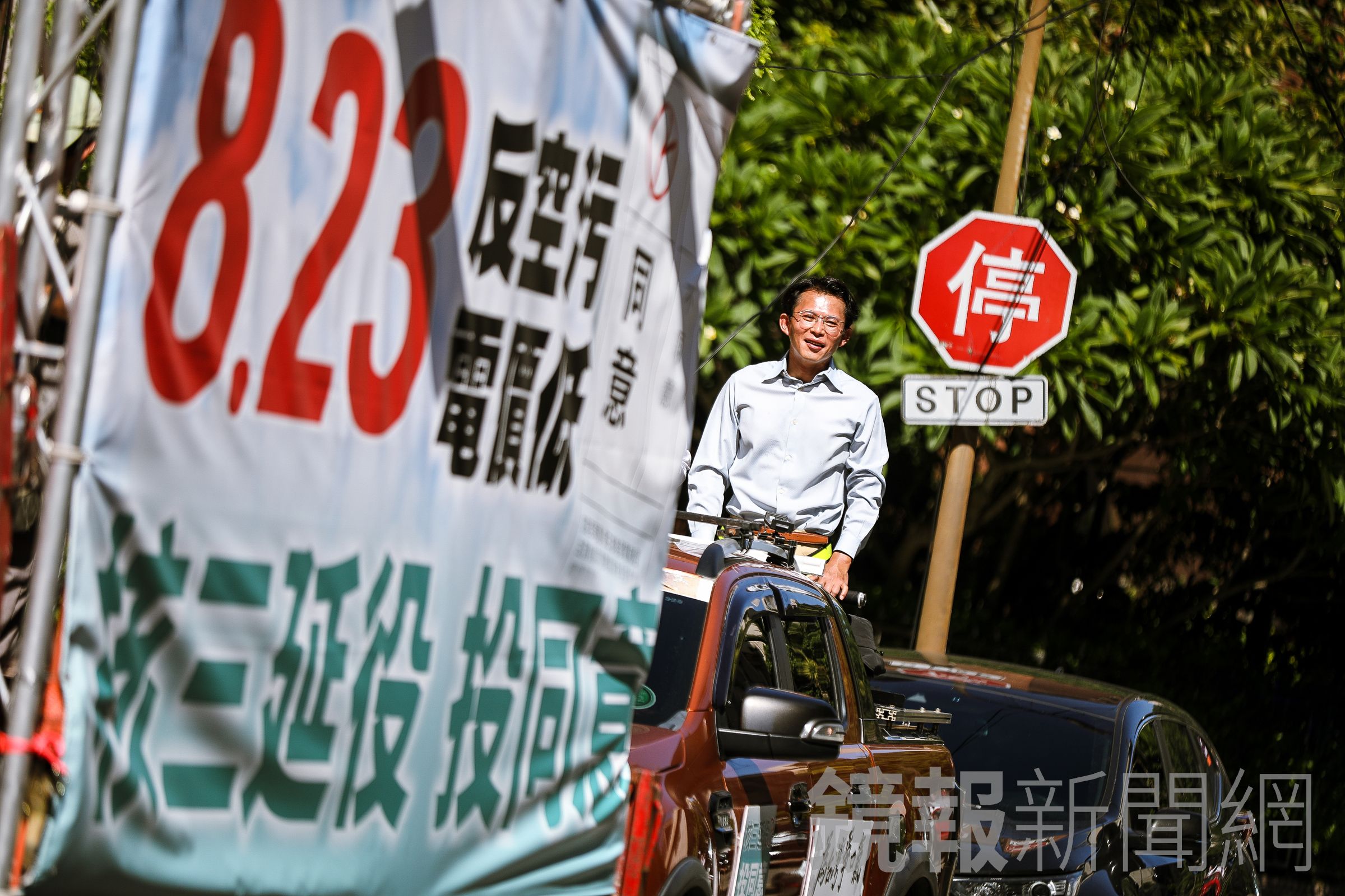 黃國昌今日在台北內湖進行重啟核三公投車掃前,爆料接獲澎科大學生投訴,稱投票通知單全被壓在軍訓教官,沒有主動發給學生。(鏡報鄒保祥)