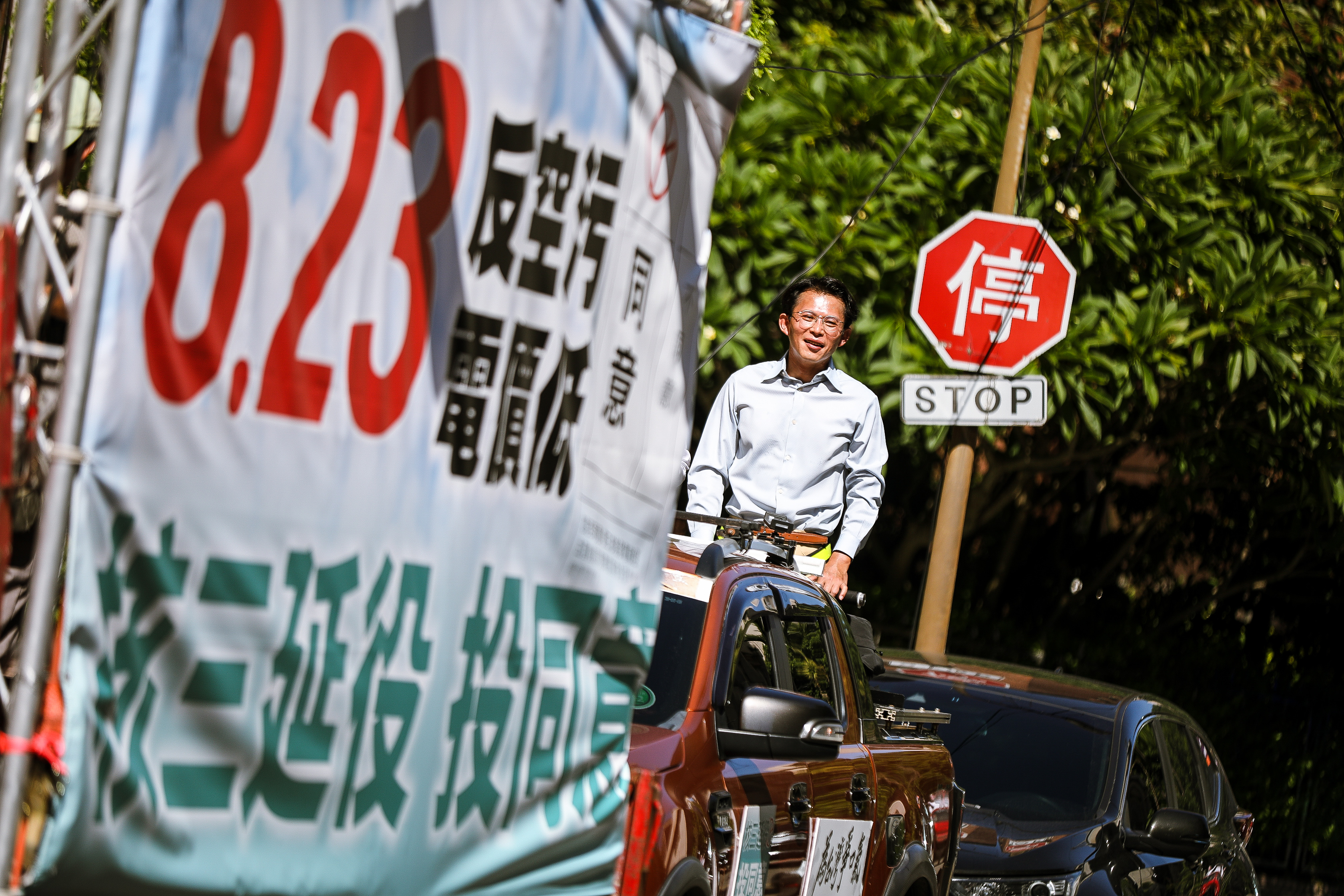 黃國昌今日在台北內湖進行重啟核三公投車掃前，爆料接獲澎科大學生投訴，稱投票通知單全被壓在軍訓教官，沒有主動發給學生。（鏡報鄒保祥）