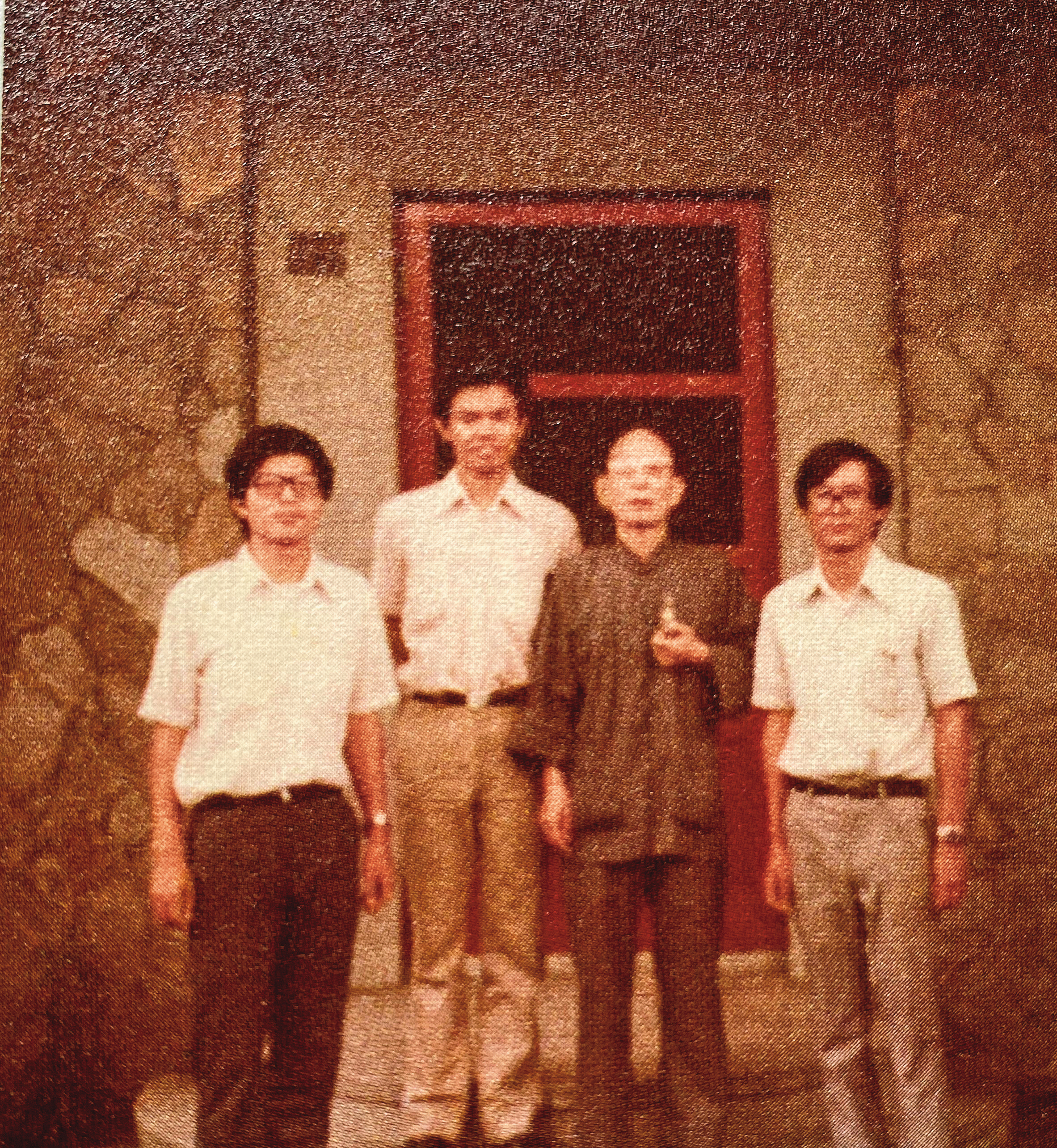 就讀台大時期,新儒家大師牟宗三每有講課,楊儒賓必到場旁聽。由左至右:蔣年豐、楊儒賓、牟宗三、陳培哲。(楊儒賓提供)
